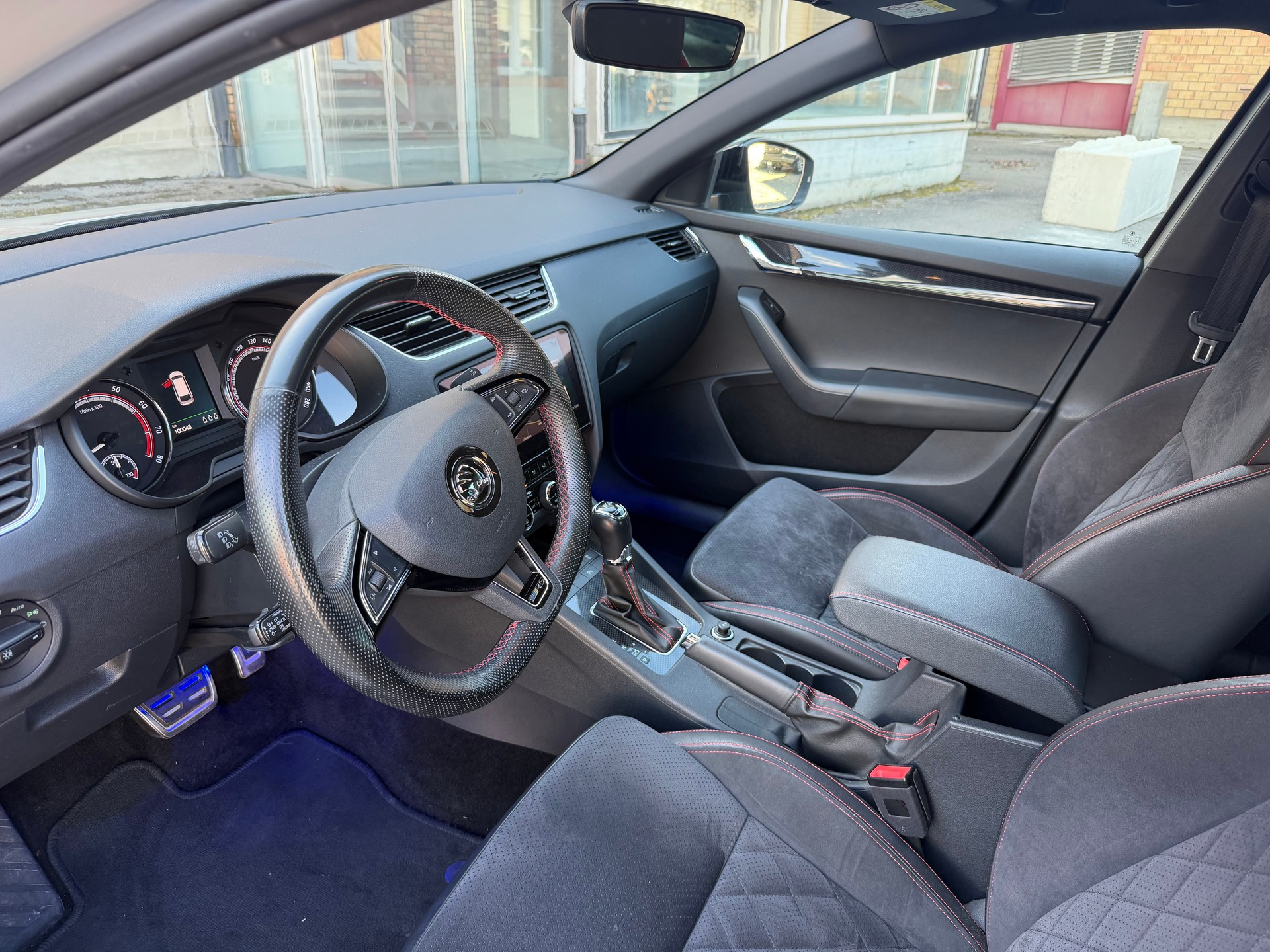 SKODA Octavia Combi 2.0 TSI RS DSG-image-10
