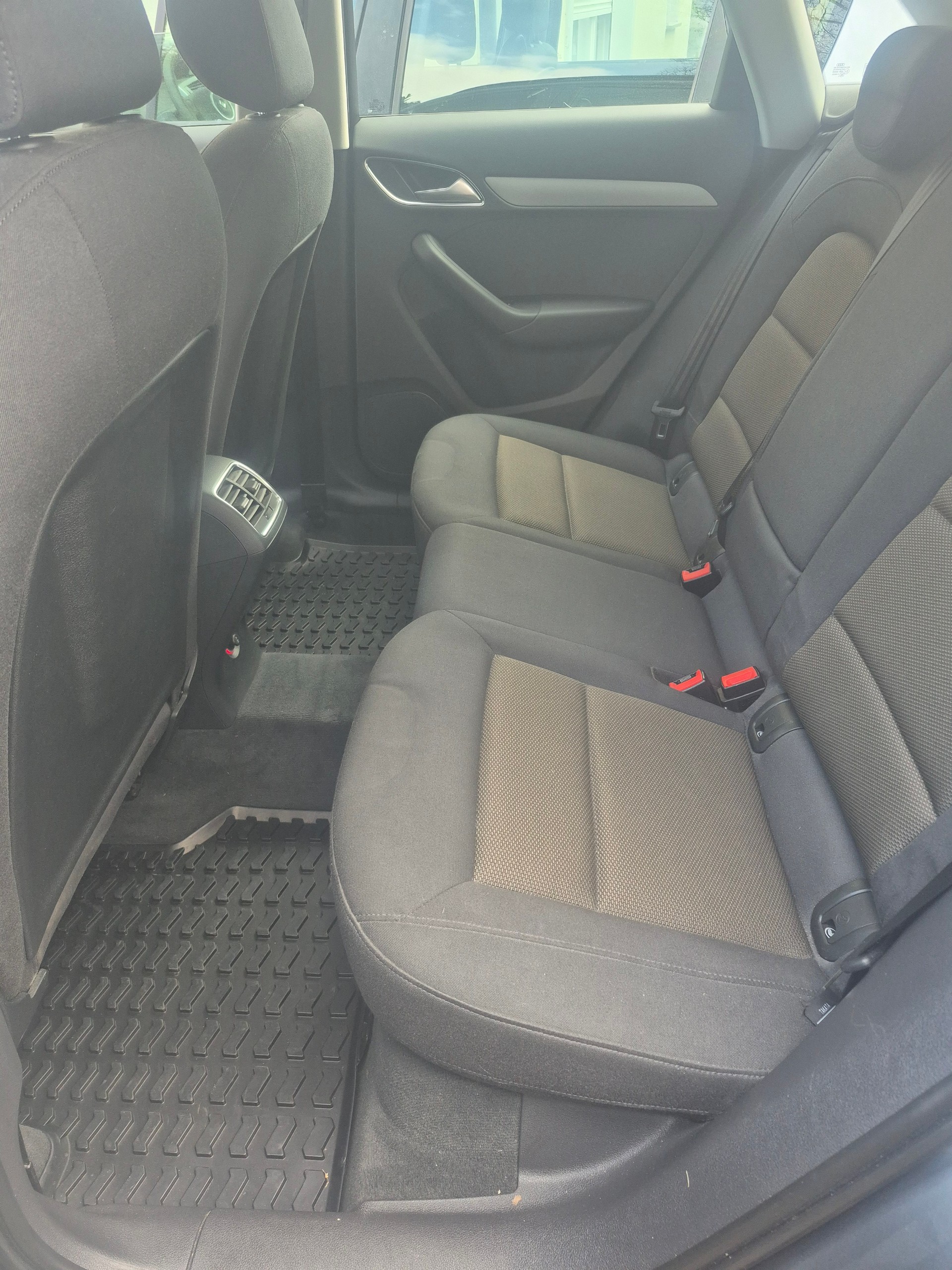 AUDI Q3 2.0 TDI quattro S-tronic-image-14