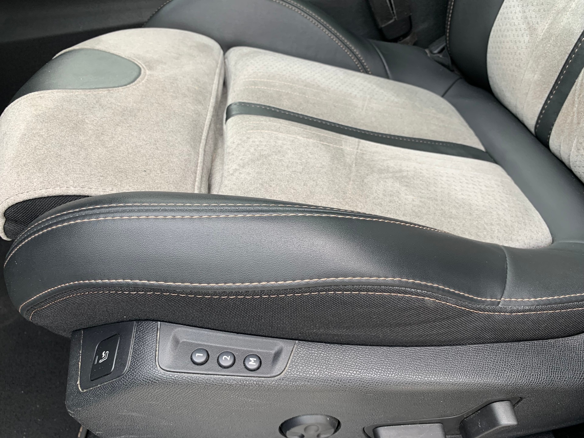 PEUGEOT 3008 300e Hybrid4 Road Trip EAT8-image-17