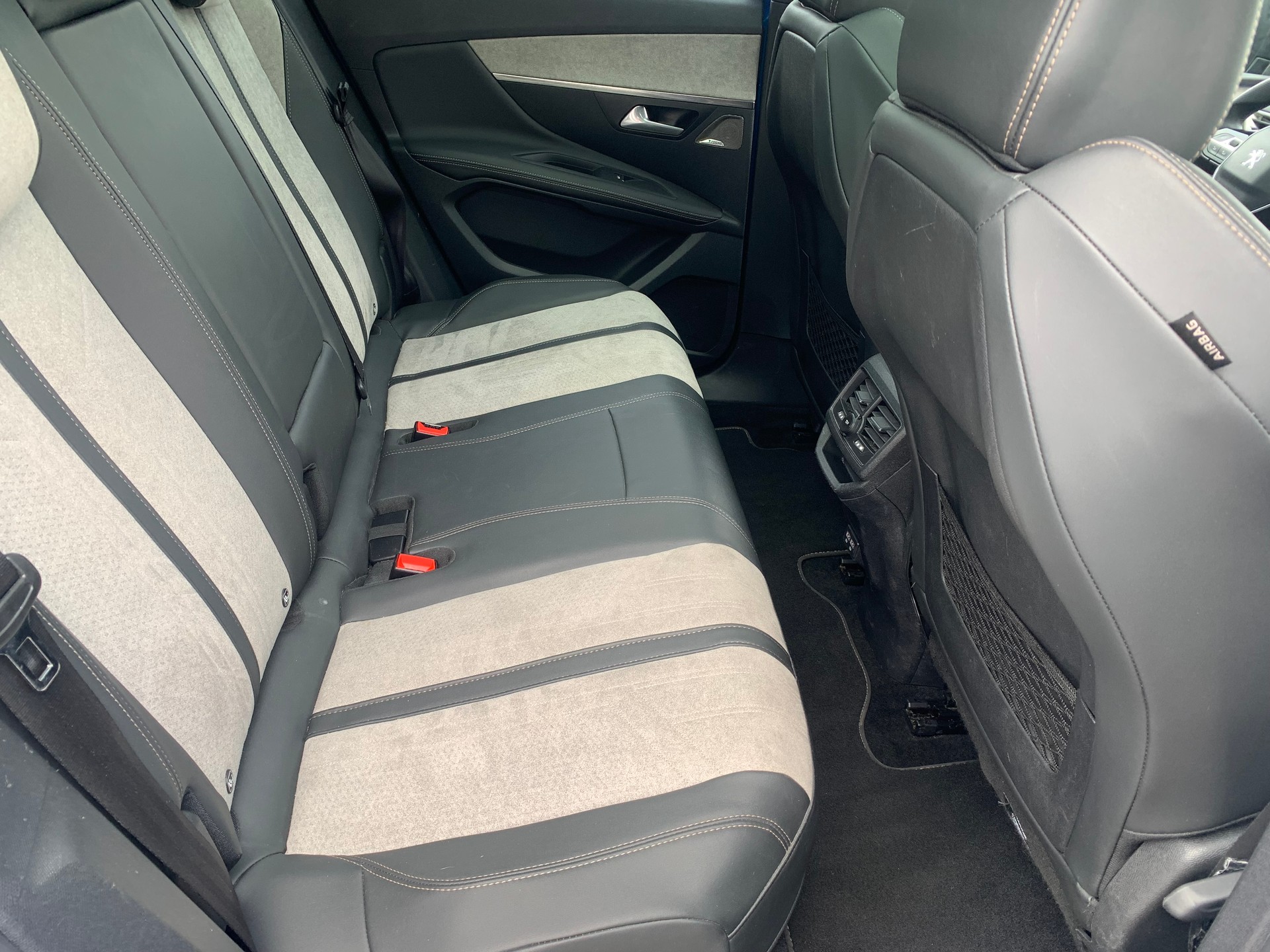 PEUGEOT 3008 300e Hybrid4 Road Trip EAT8-image-12