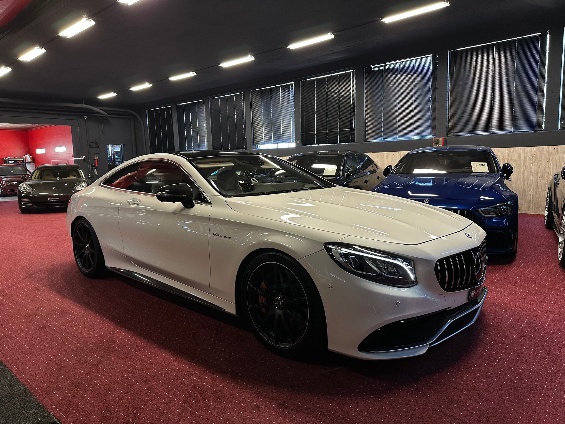 MERCEDES-BENZ S 63 AMG Coupé 4Matic Speedshift MCT / ** Keramik Bremsen / Carbon Paket / Burmester 3D **-showroom-element-3