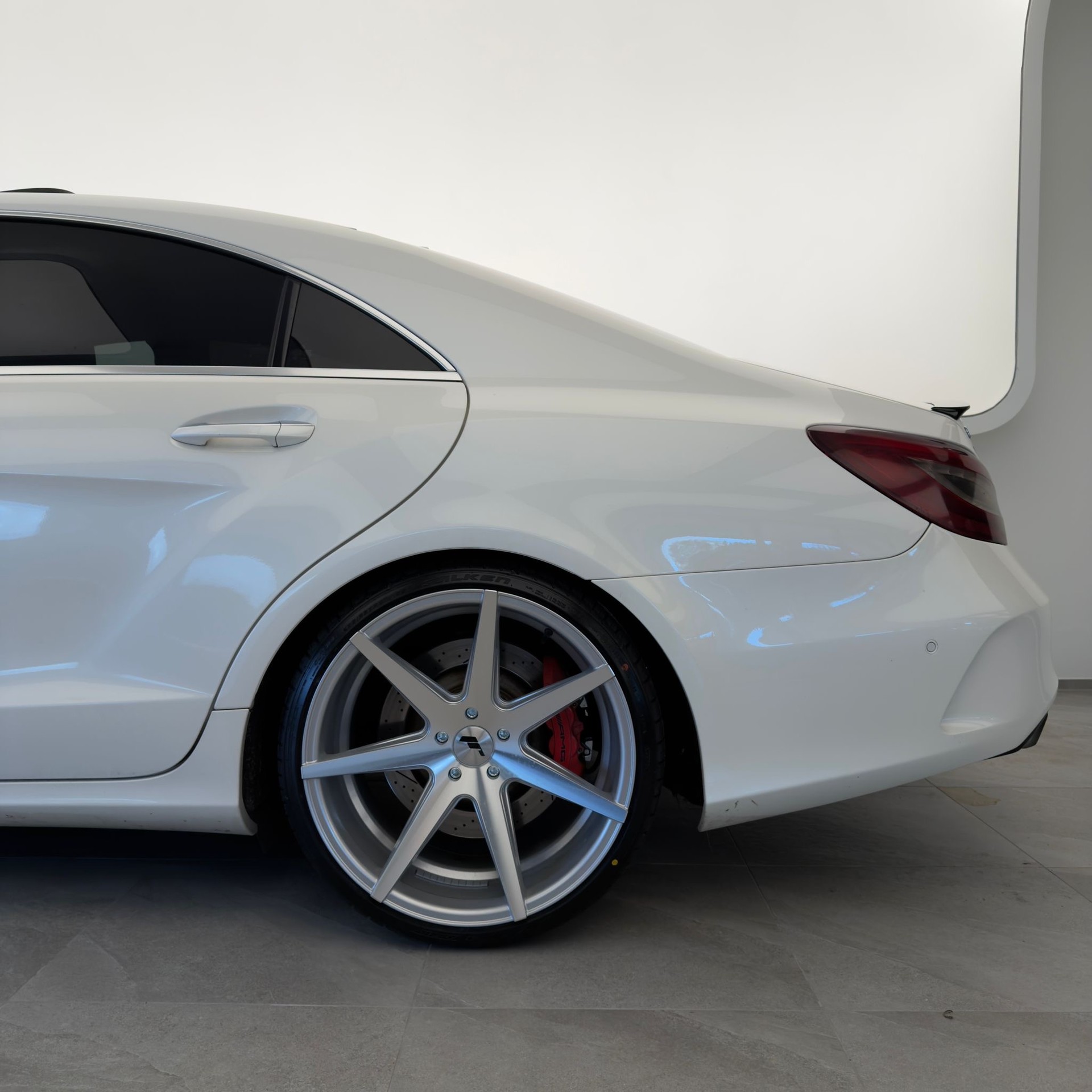 MERCEDES-BENZ CLS 63 AMG Speedshift MCT-showroom-element-3