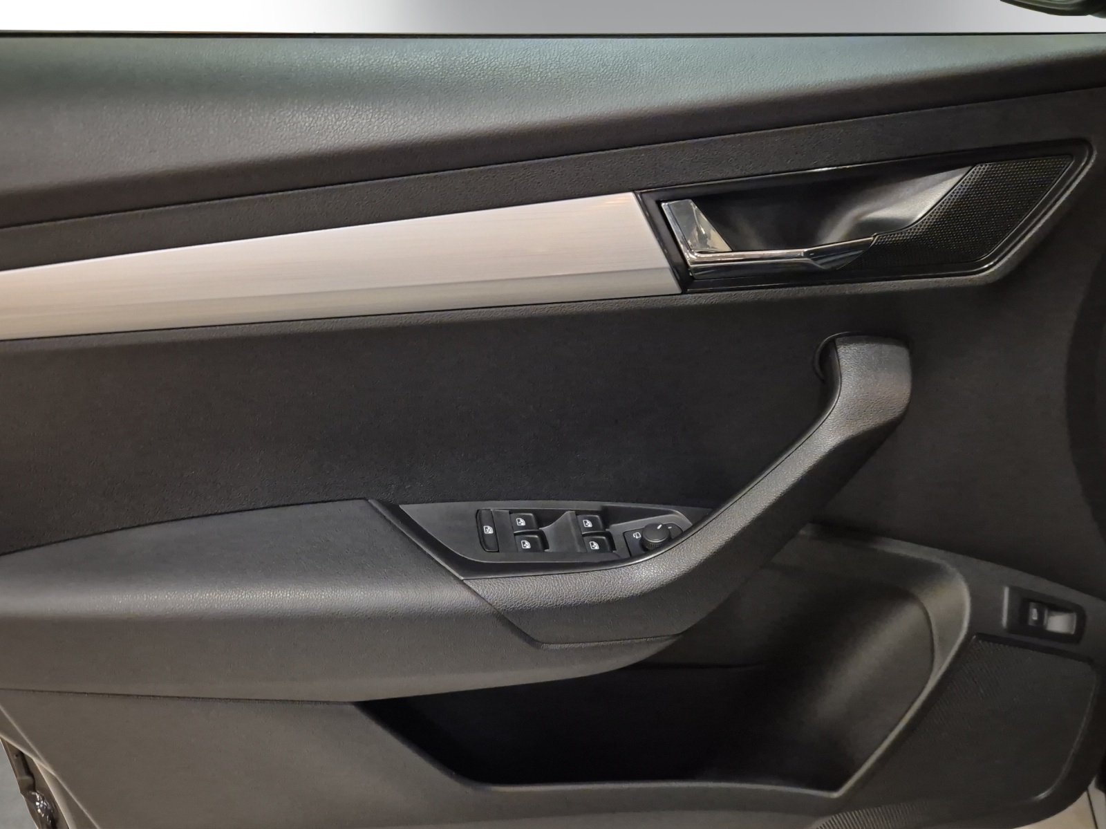 SKODA Karoq 2.0 TDI CR Ambition 4x4 DSG-image-5