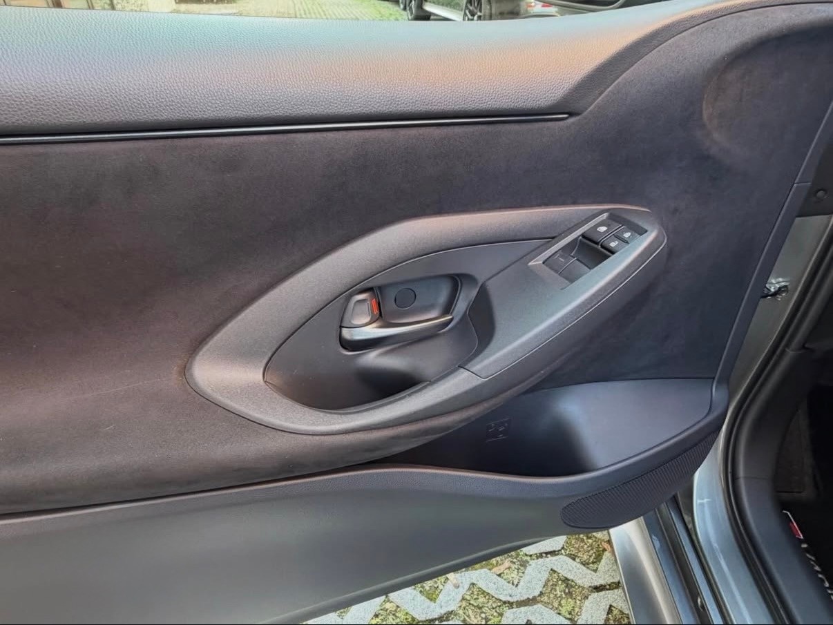 TOYOTA Yaris 1.6 GR Sport A-image-13