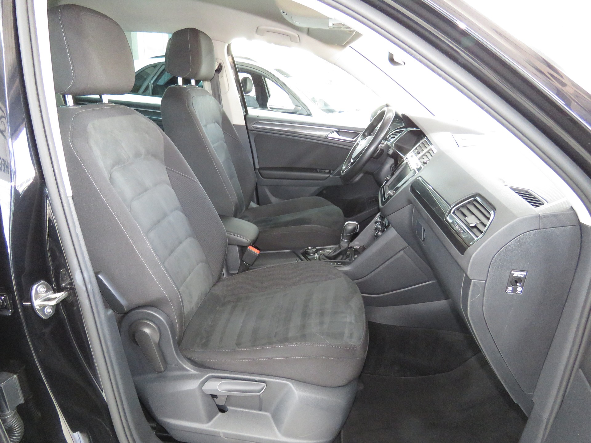 VW Tiguan 2.0 TDI SCR Highline 4-Motion DSG (AHK 2.5 t, Automat)-image-11