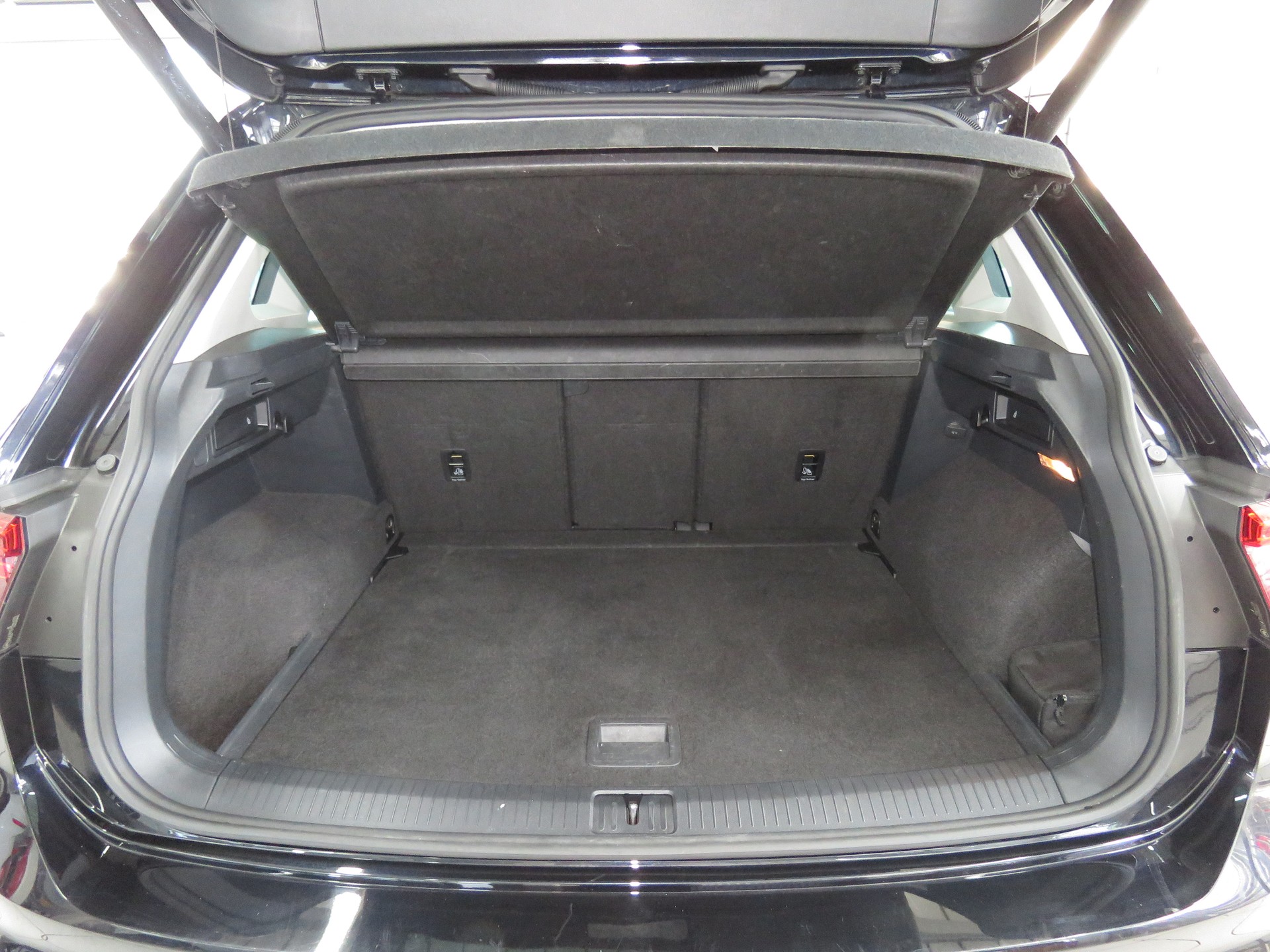 VW Tiguan 2.0 TDI SCR Highline 4-Motion DSG (AHK 2.5 t, Automat)-image-9