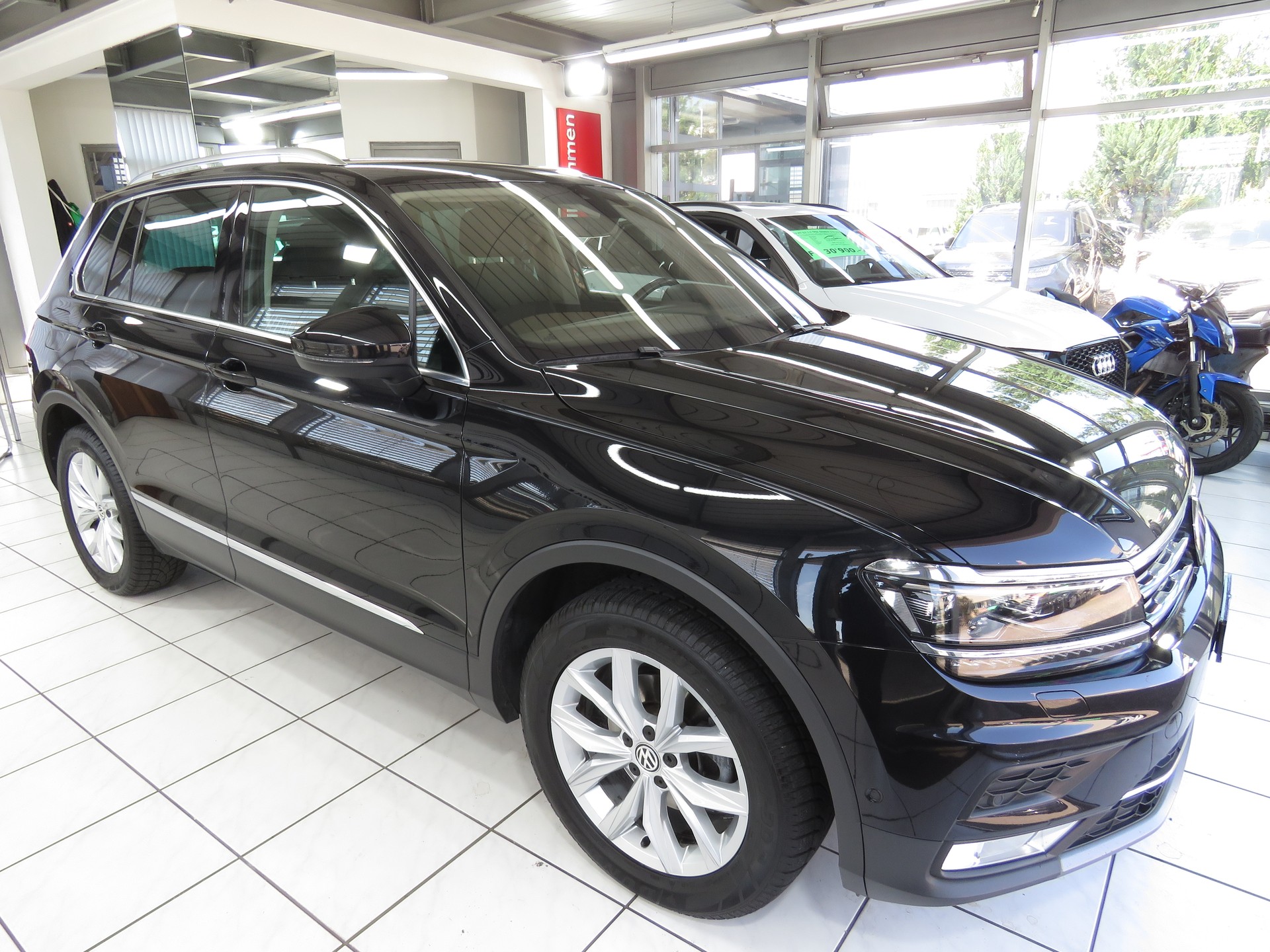 VW Tiguan 2.0 TDI SCR Highline 4-Motion DSG (AHK 2.5 t, Automat)-image-2