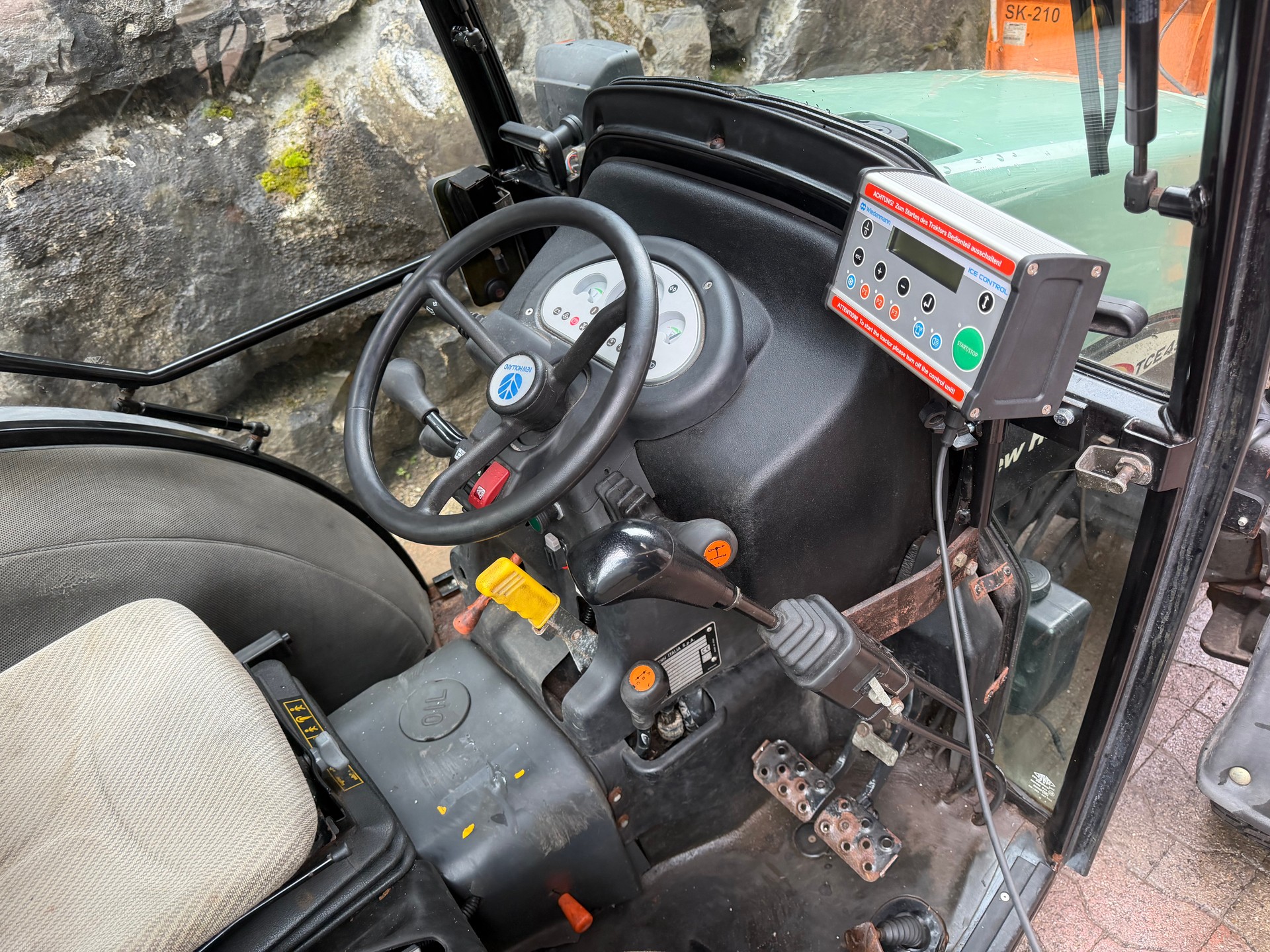 UNIMOG Traktor New Holland TCE 45 4x4-image-9