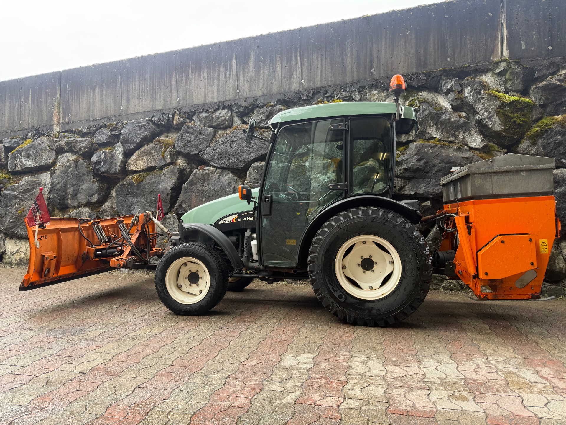 UNIMOG Traktor New Holland TCE 45 4x4-image-4