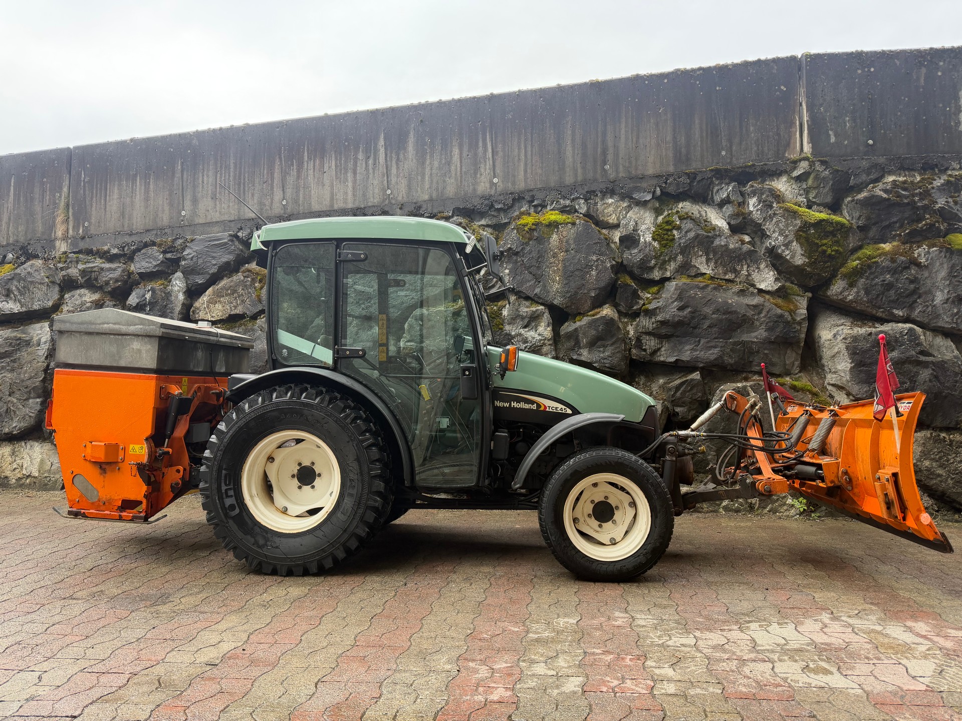UNIMOG Traktor New Holland TCE 45 4x4-image-5