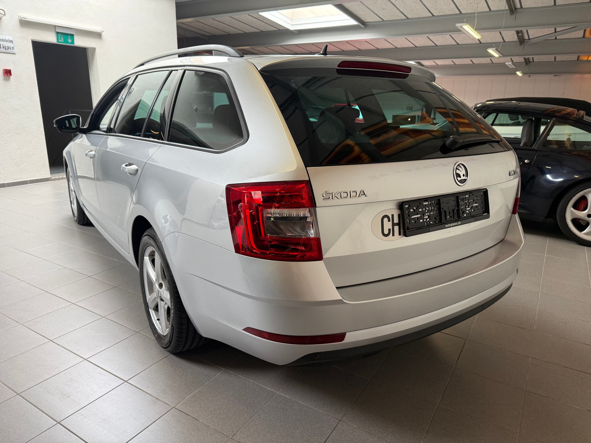 SKODA Octavia Combi 1.6 TDI Ambition DSG-image-8