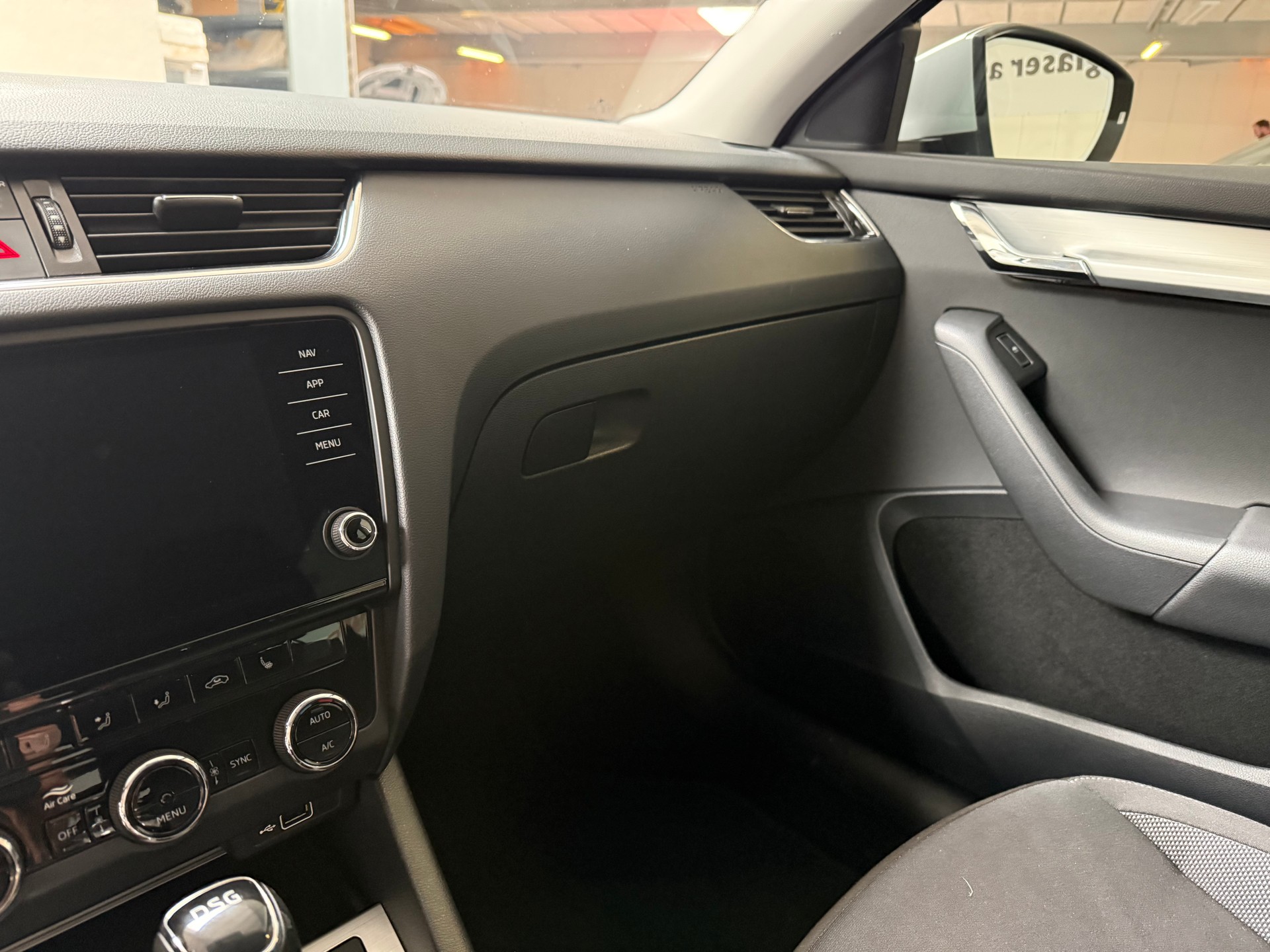 SKODA Octavia Combi 1.6 TDI Ambition DSG-image-21