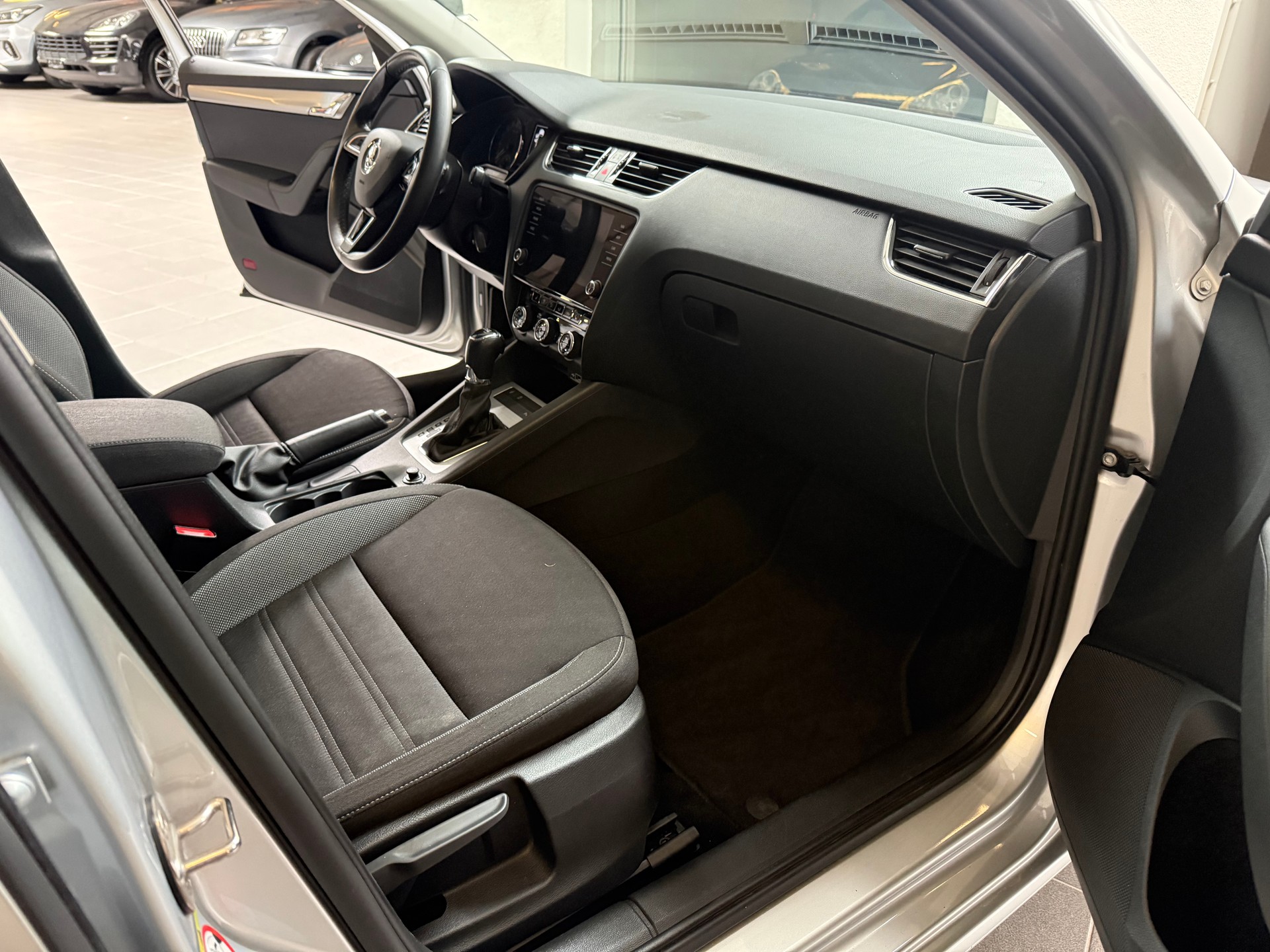 SKODA Octavia Combi 1.6 TDI Ambition DSG-image-15