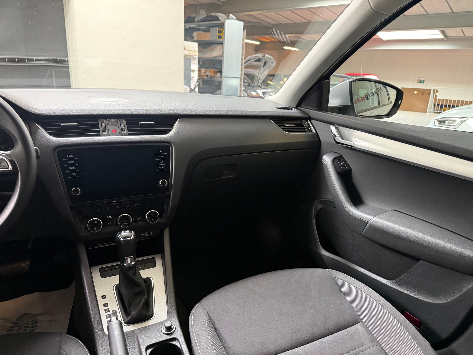 SKODA Octavia Combi 1.6 TDI Ambition DSG-image-12