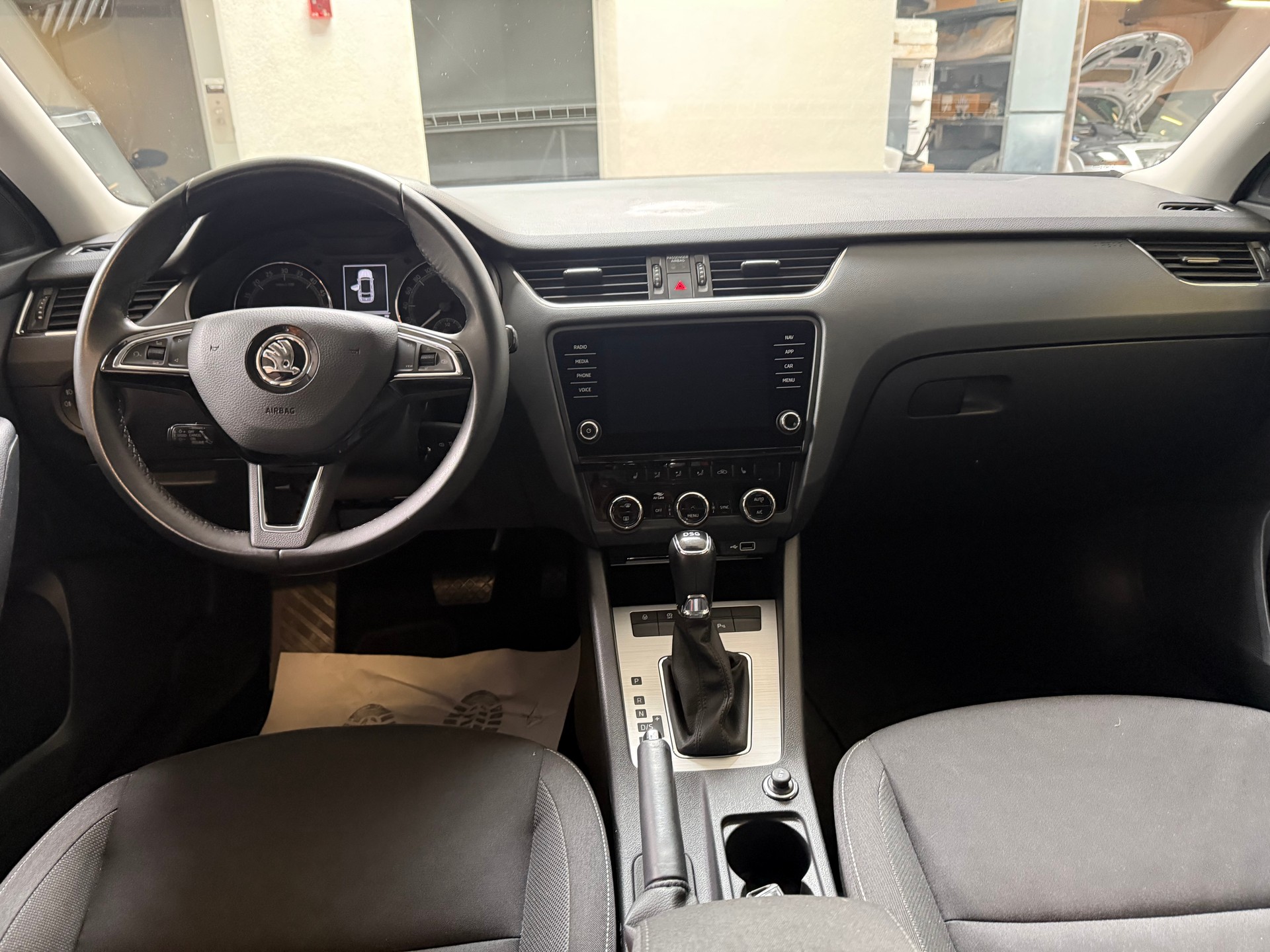 SKODA Octavia Combi 1.6 TDI Ambition DSG-image-11
