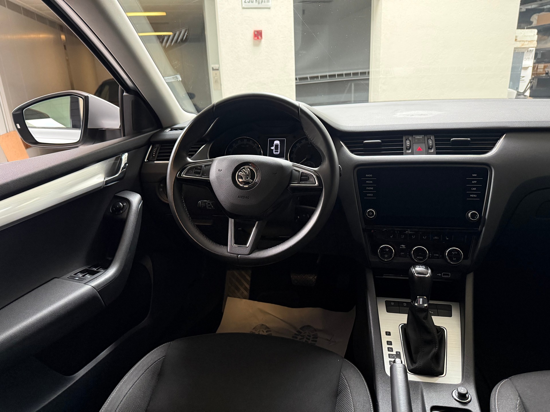 SKODA Octavia Combi 1.6 TDI Ambition DSG-image-13