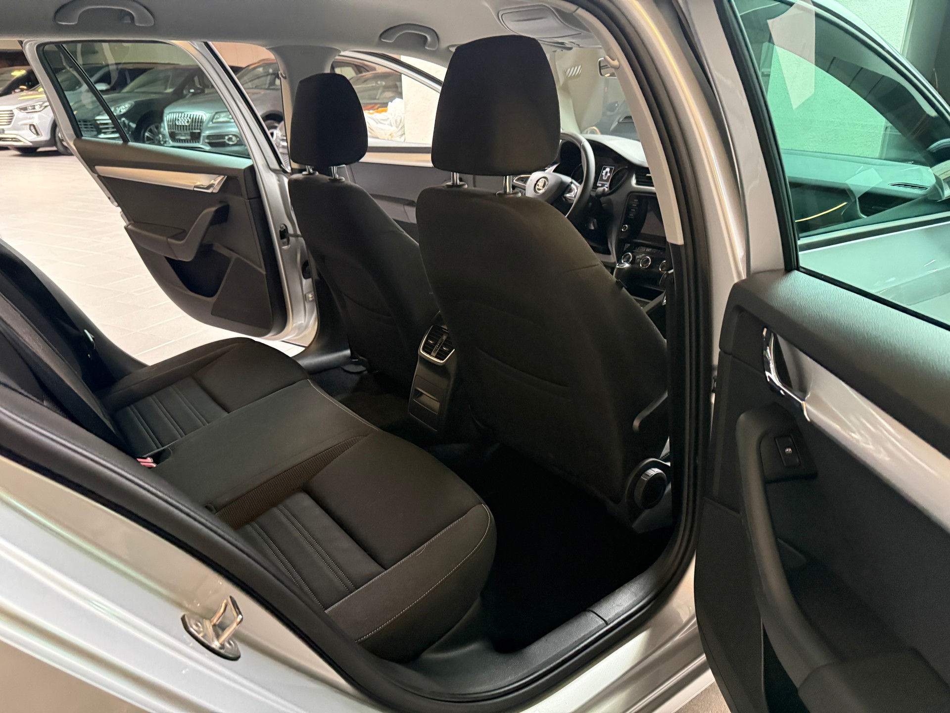 SKODA Octavia Combi 1.6 TDI Ambition DSG-image-17