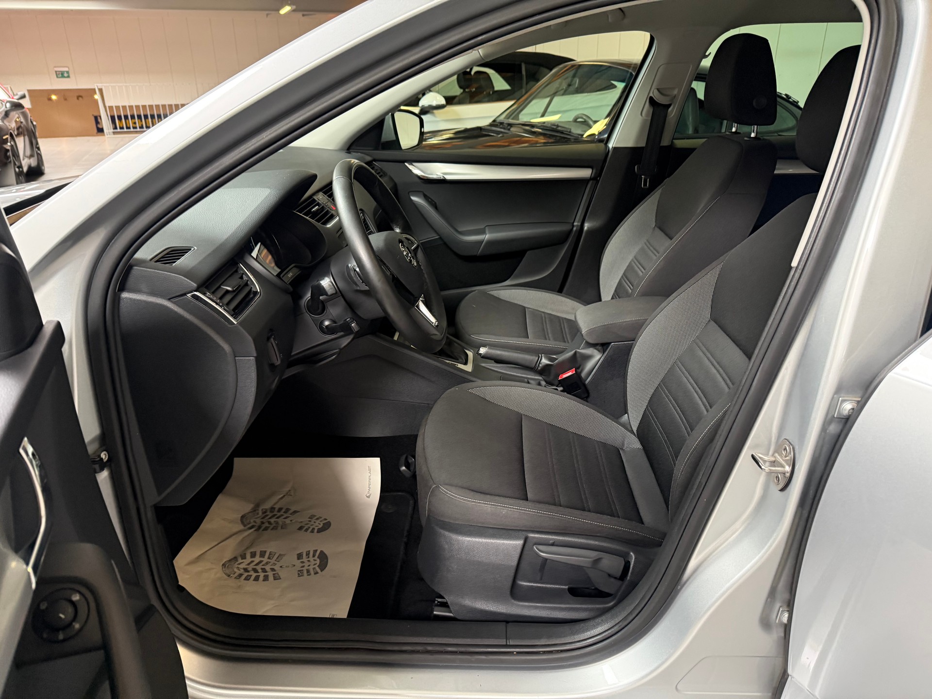 SKODA Octavia Combi 1.6 TDI Ambition DSG-image-14
