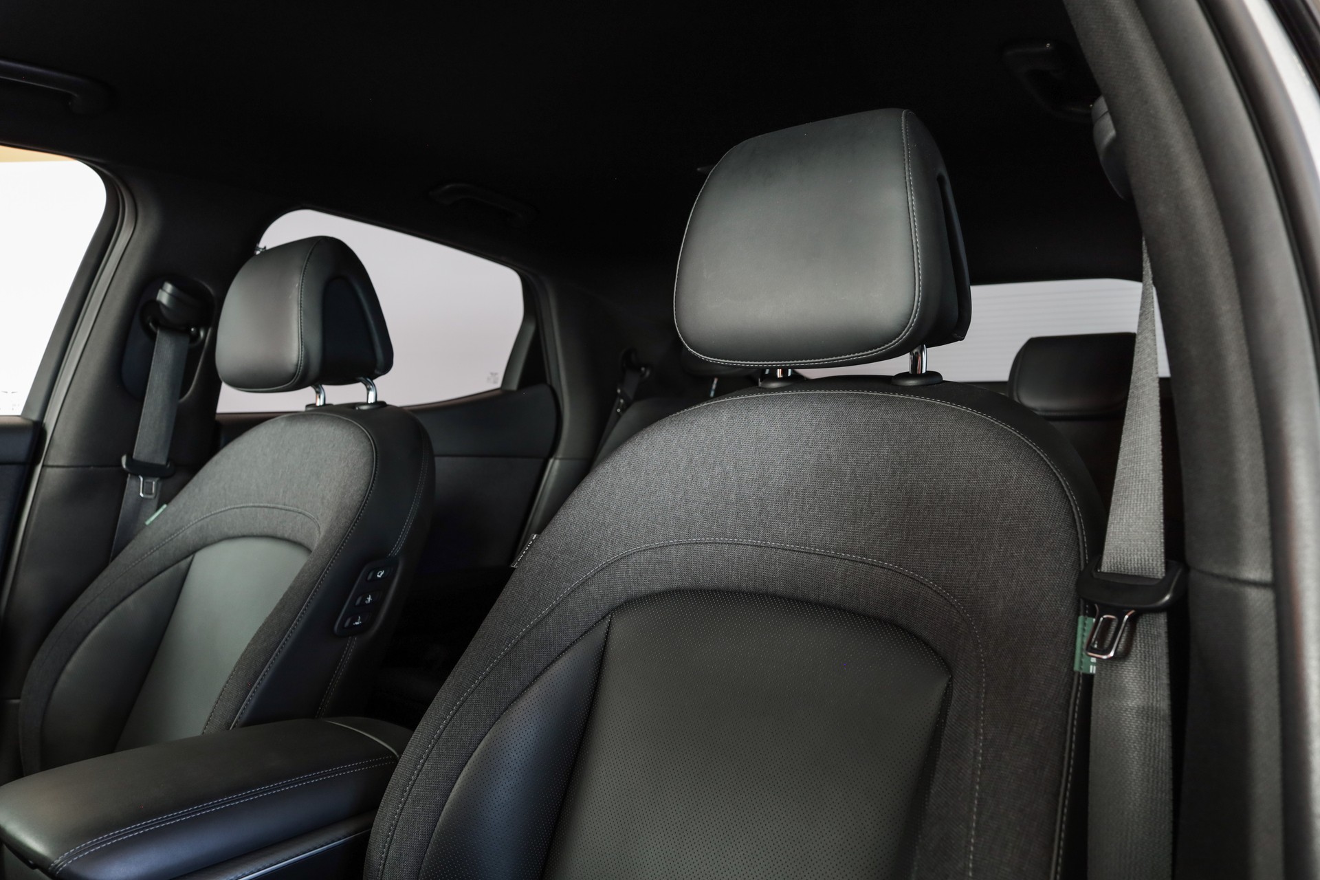 GENESIS GV60 77.4 kWh Sport AWD-image-24