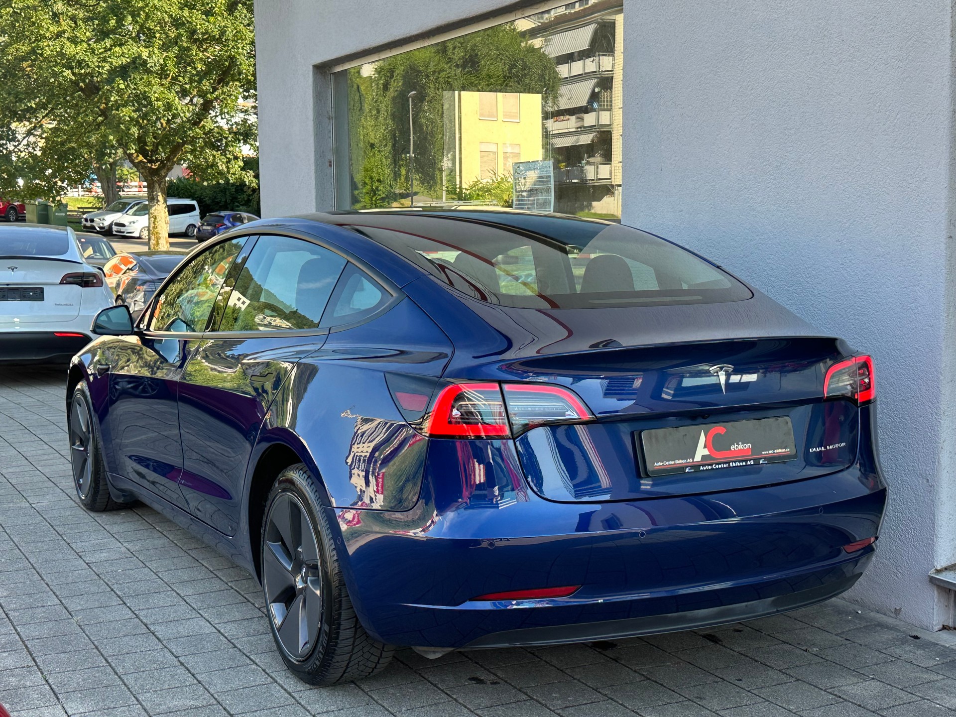TESLA Model 3 Long Range Dual Motor AWD-showroom-element-2