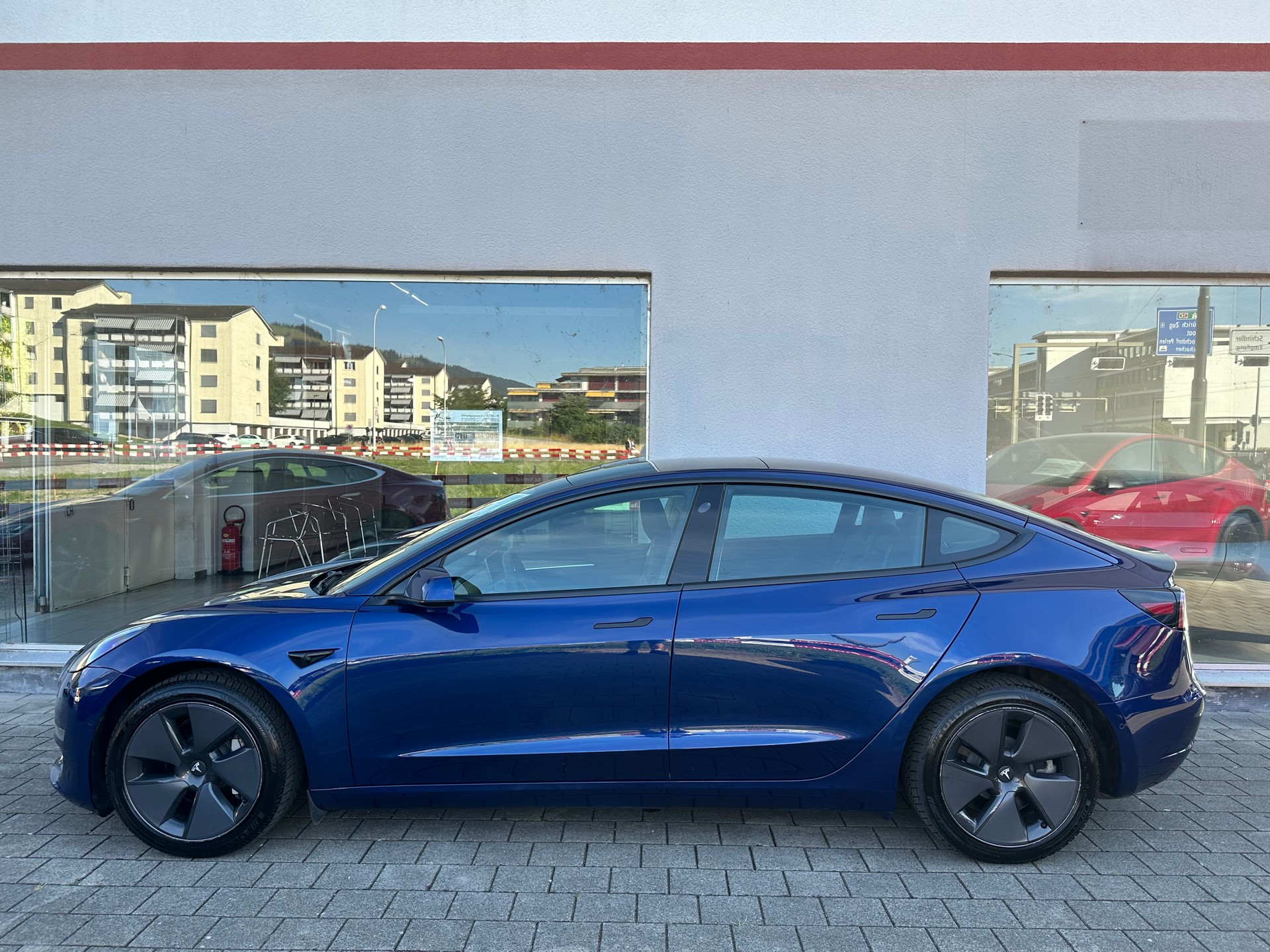 TESLA Model 3 Long Range Dual Motor AWD-showroom-element-3