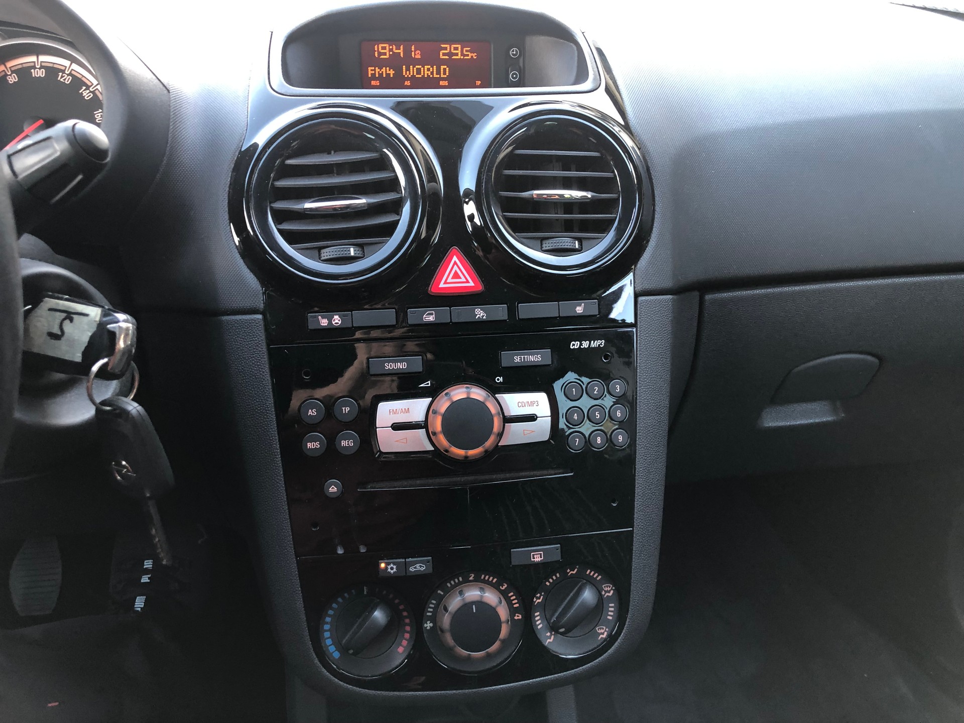 OPEL Corsa 1.4 TP Color Edition-image-13