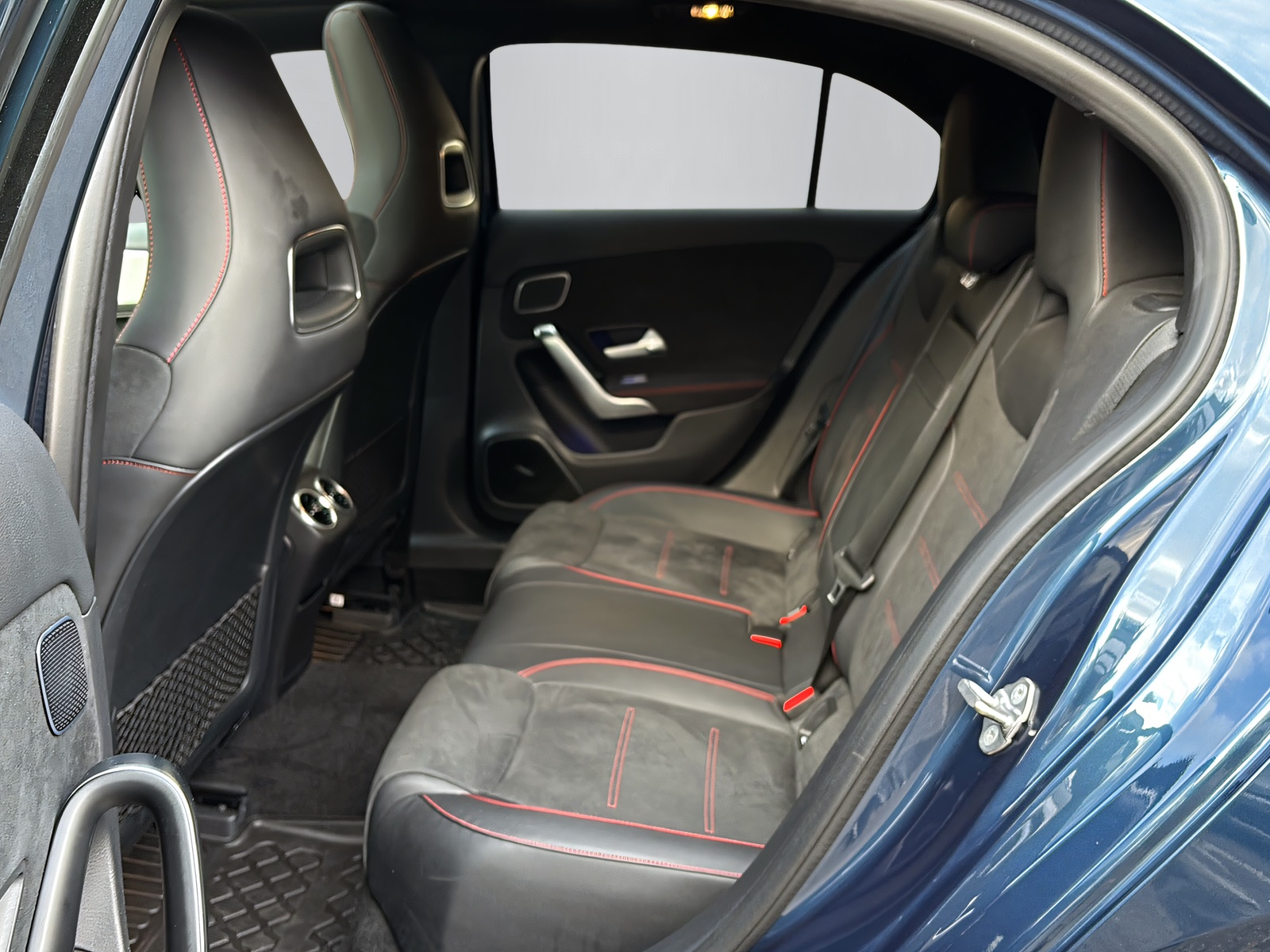 MERCEDES-BENZ A 250 AMG Line 4m-image-6