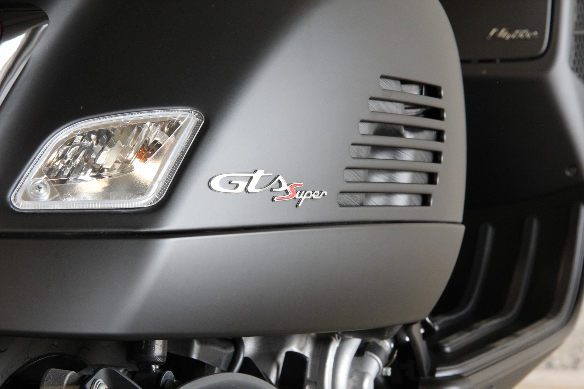 PIAGGIO Vespa GTS 300 HPE Super Notte ABS/ASR-image-15