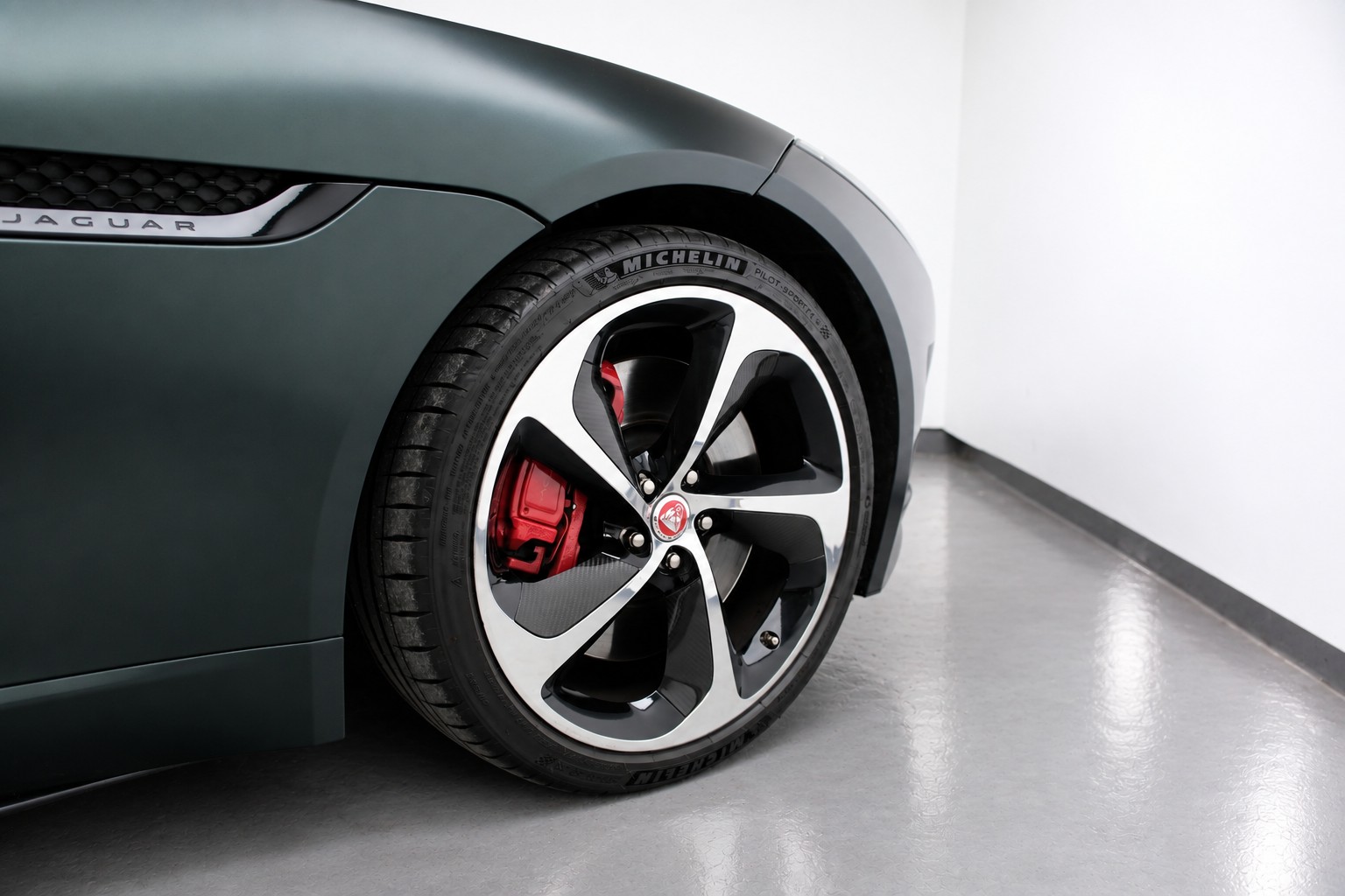 JAGUAR F-Type Coupé R 5.0 V8 S/C AWD-image-4