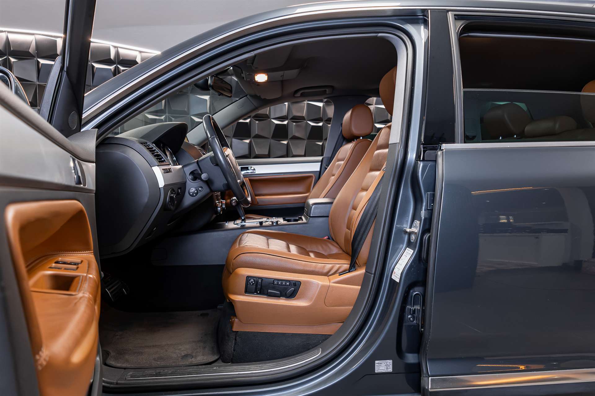 VW Touareg 5.0 TDI V10 Automatic-image-9