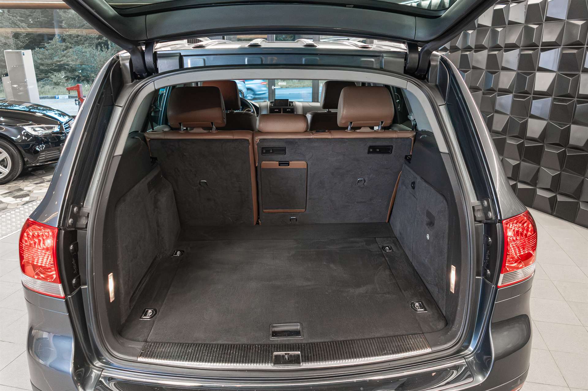 VW Touareg 5.0 TDI V10 Automatic-image-24
