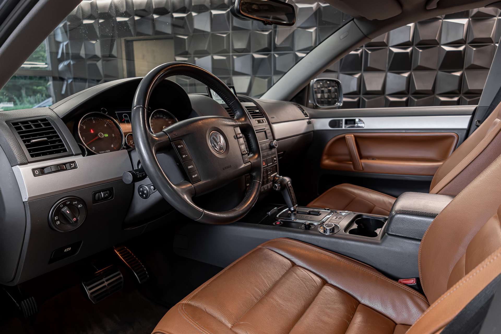 VW Touareg 5.0 TDI V10 Automatic-image-11