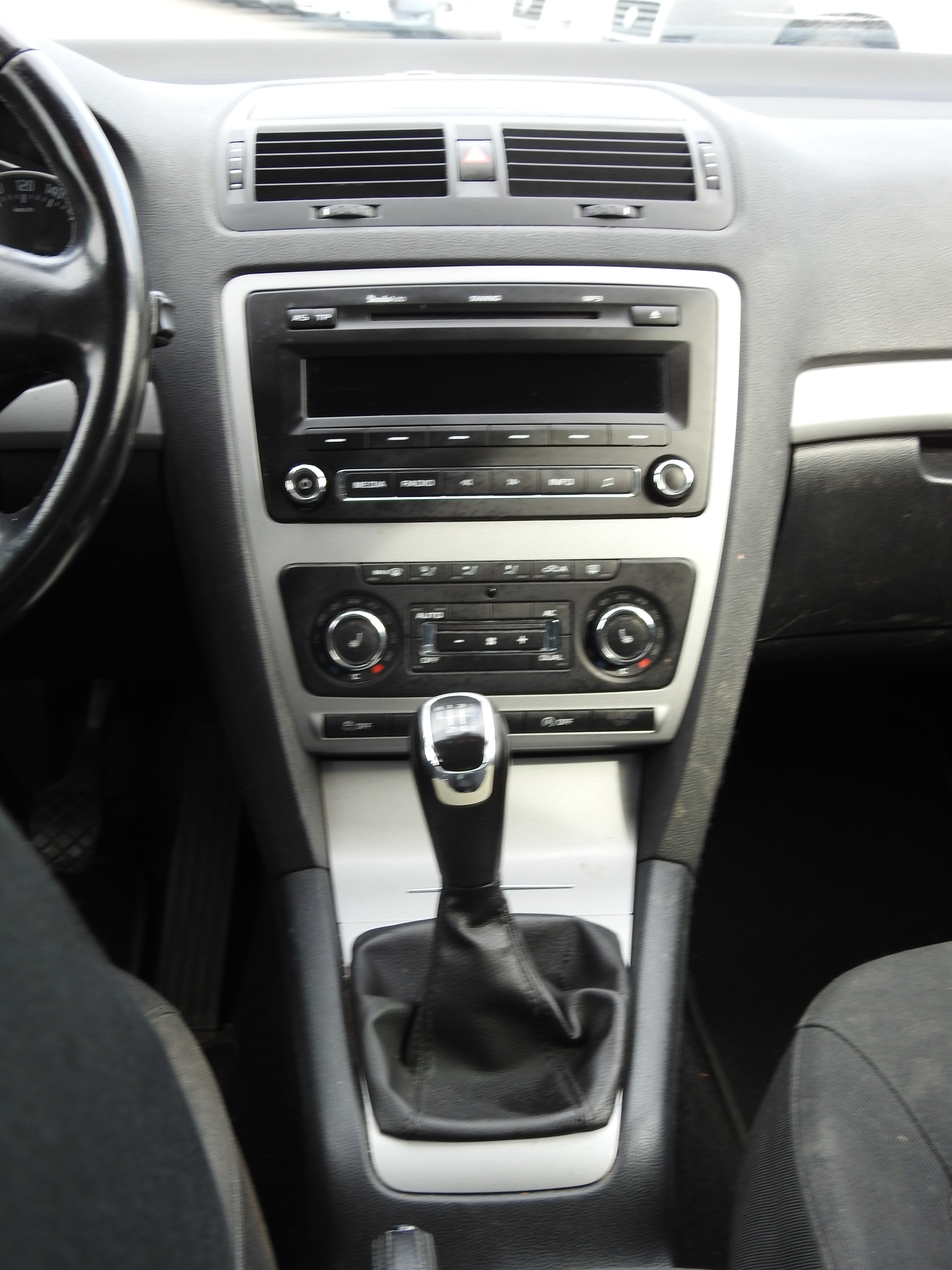 SKODA Octavia Combi 1.4 TSI Ambition-image-17