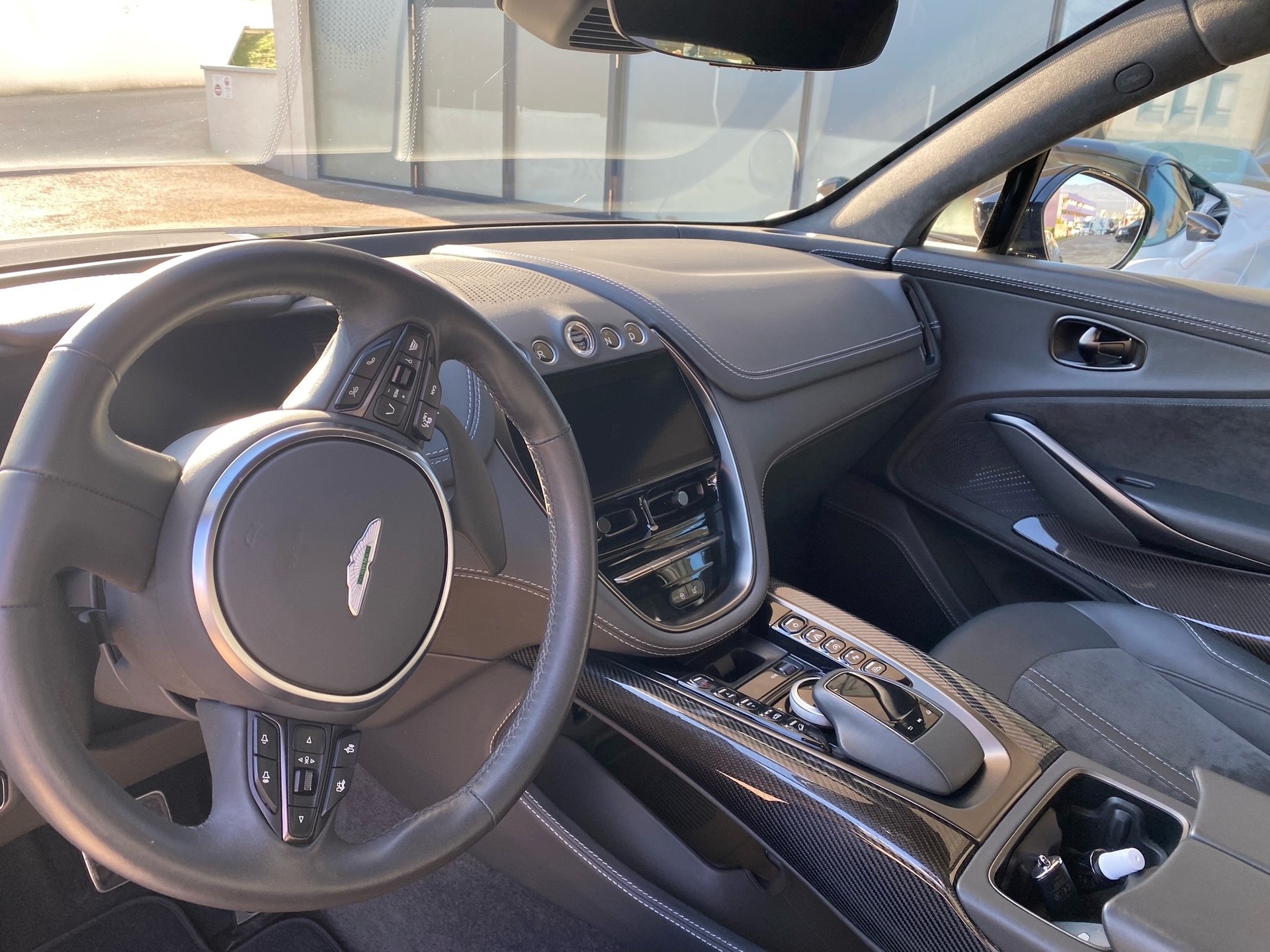 ASTON MARTIN DBX 4.0 V8-image-1