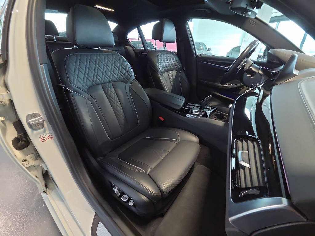 BMW M550i xDrive SAG-image-2