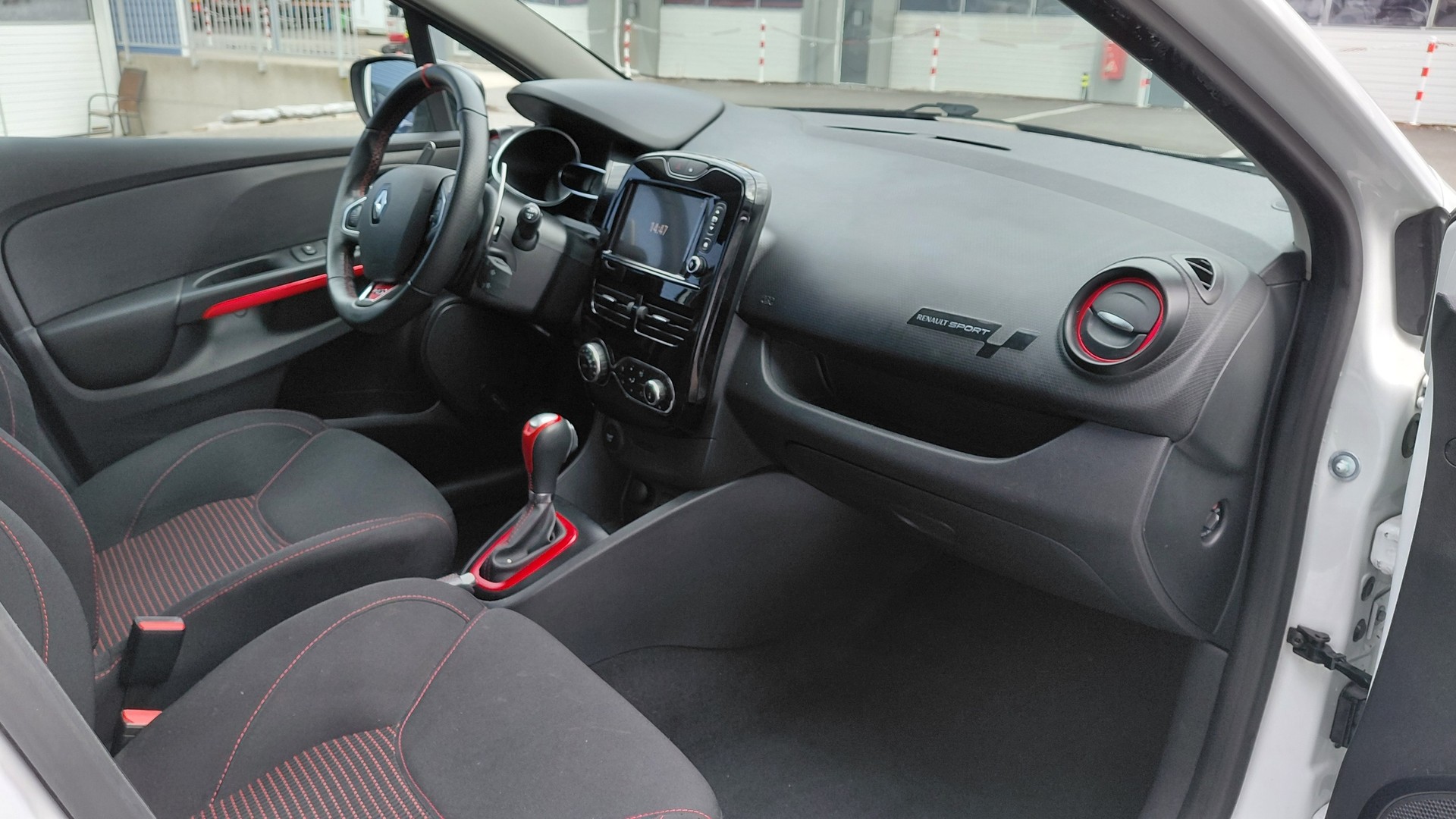 RENAULT Clio 1.6 T RS 220 Trophy EDC-image-9