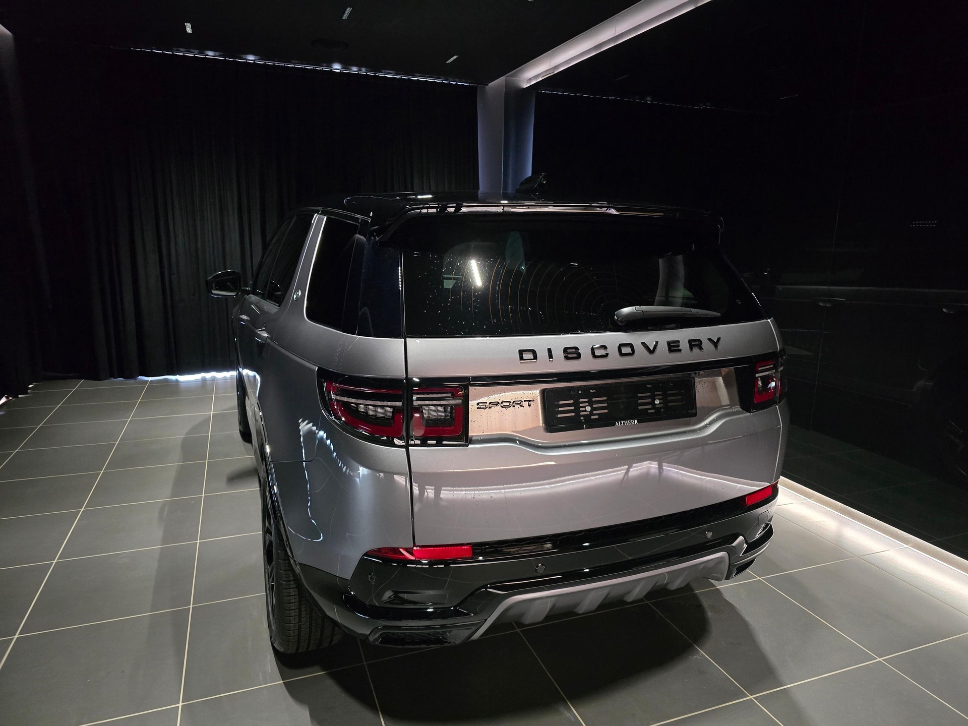 LAND ROVER Discovery Sport 2.0 D I4 200 Metropolitan-showroom-element-2
