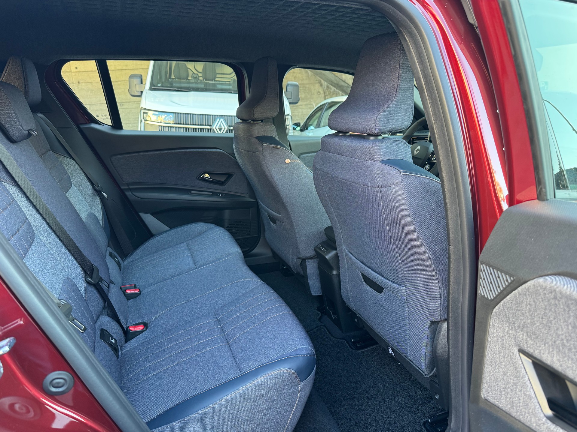 RENAULT R4 E-Tech Comfort Range 52 kWh Techno-image-10