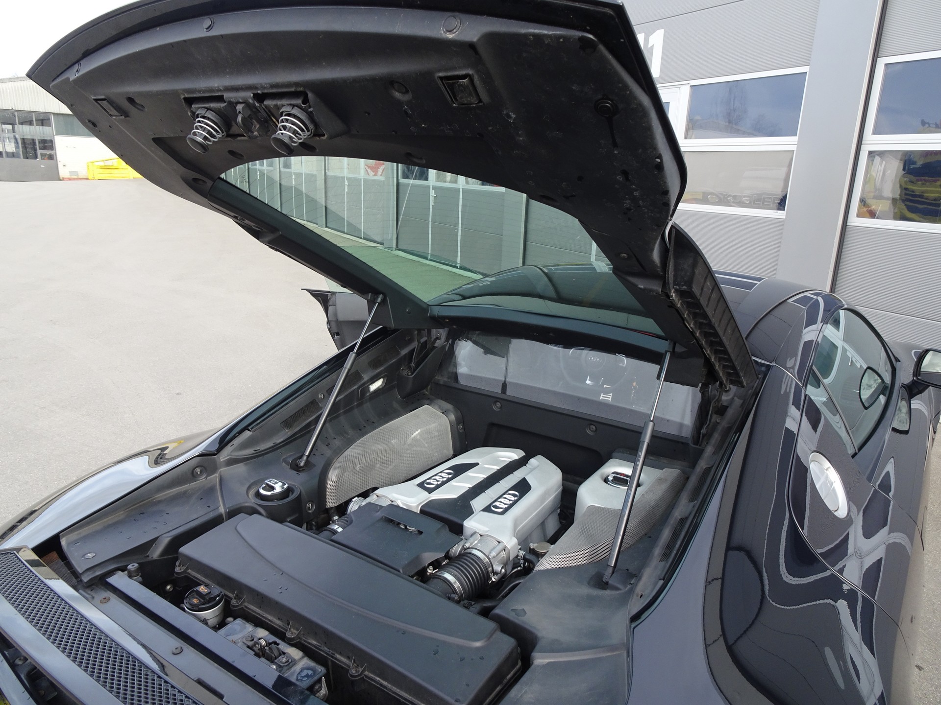 AUDI R8 Coupé 4.2-image-9