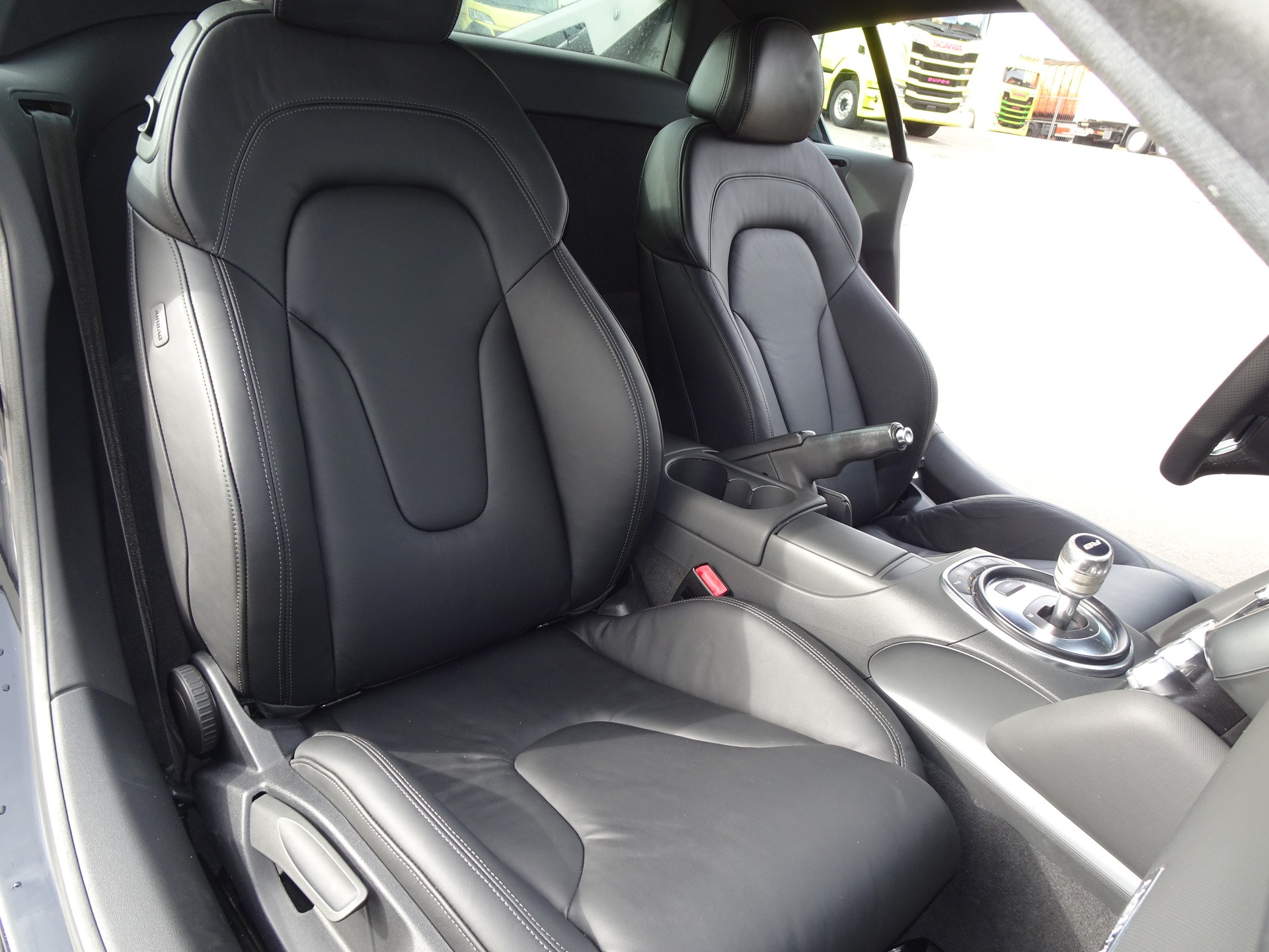 AUDI R8 Coupé 4.2-image-8