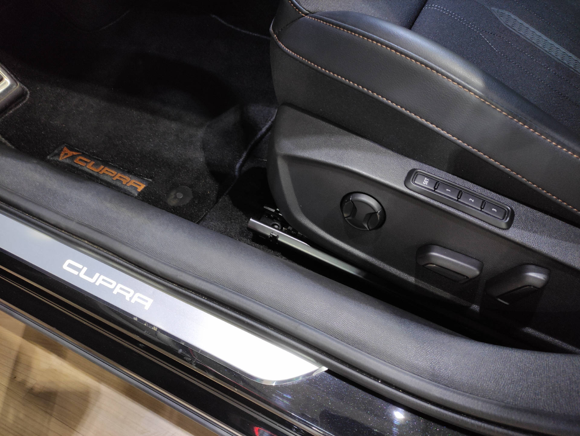 CUPRA Formentor 2.0 TSI VZ 4Drive DSG Black-Edition-showroom-element-3