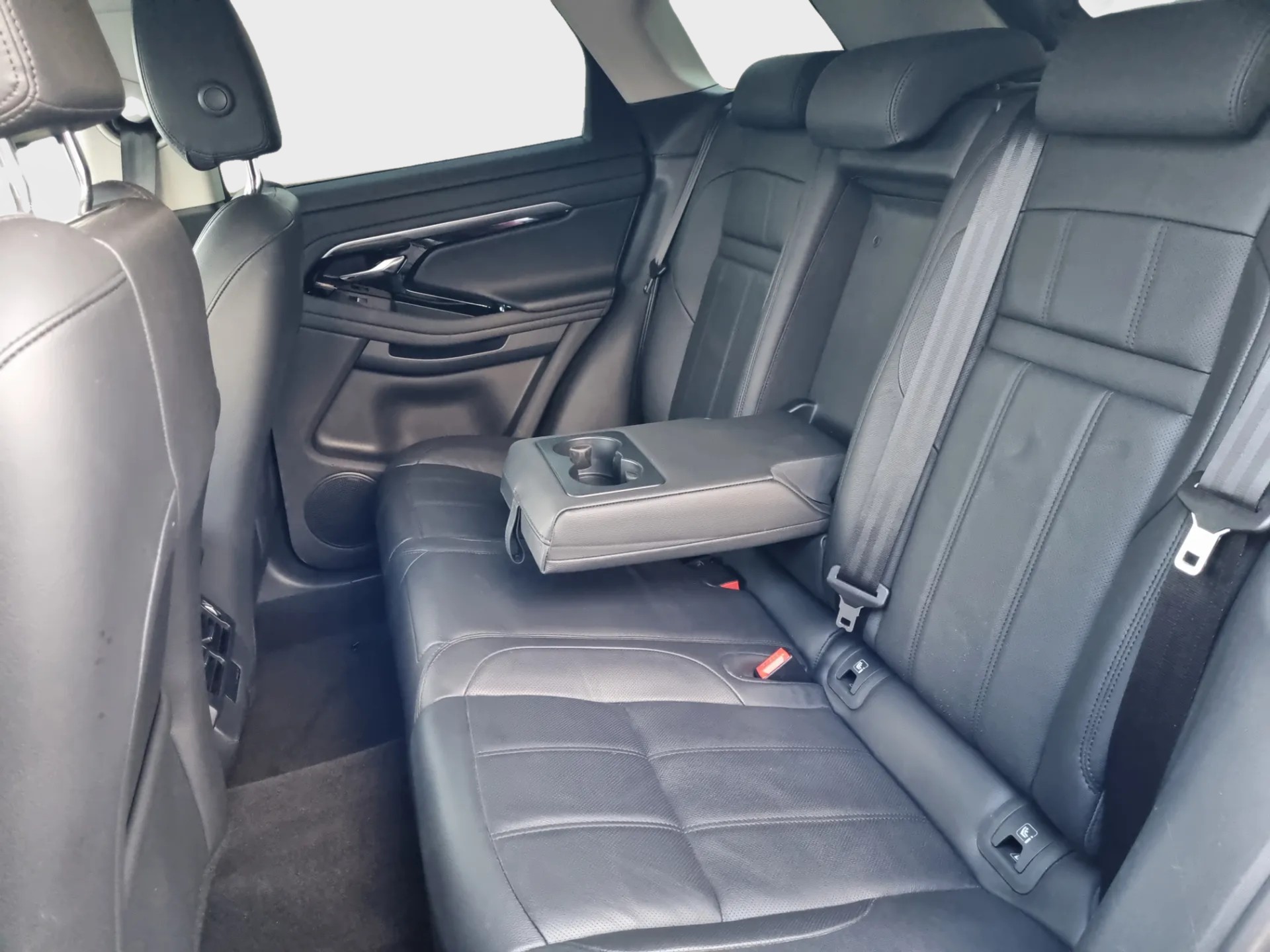 LAND ROVER Range Rover Evoque P 300e SE AT8-image-11