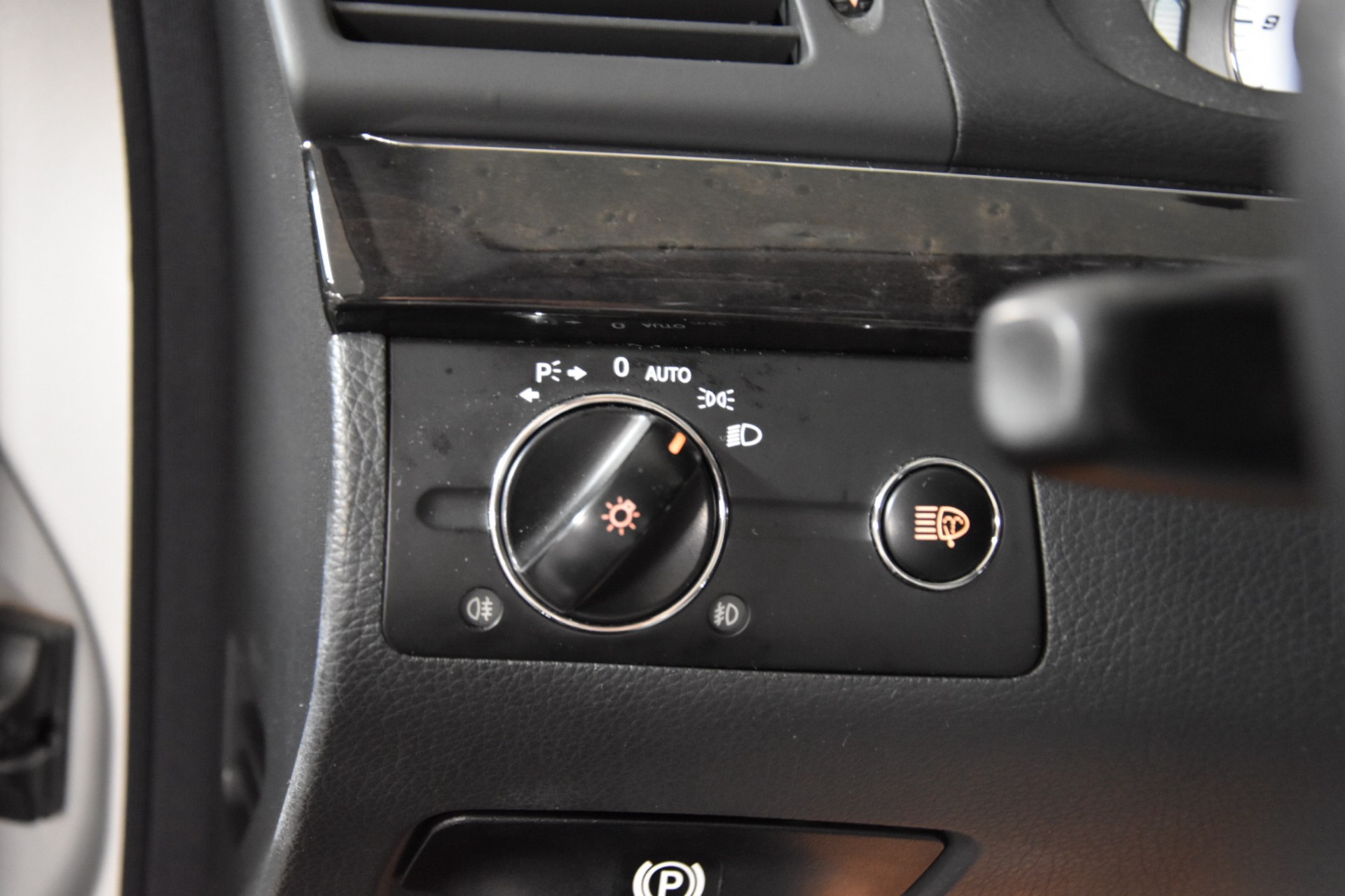 MERCEDES-BENZ E 55 AMG Avantgarde Automatic-image-23
