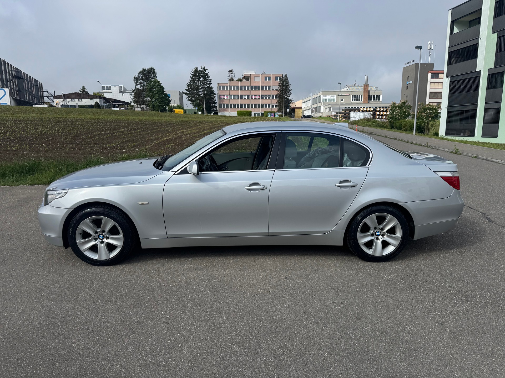 BMW 530xi-image-7