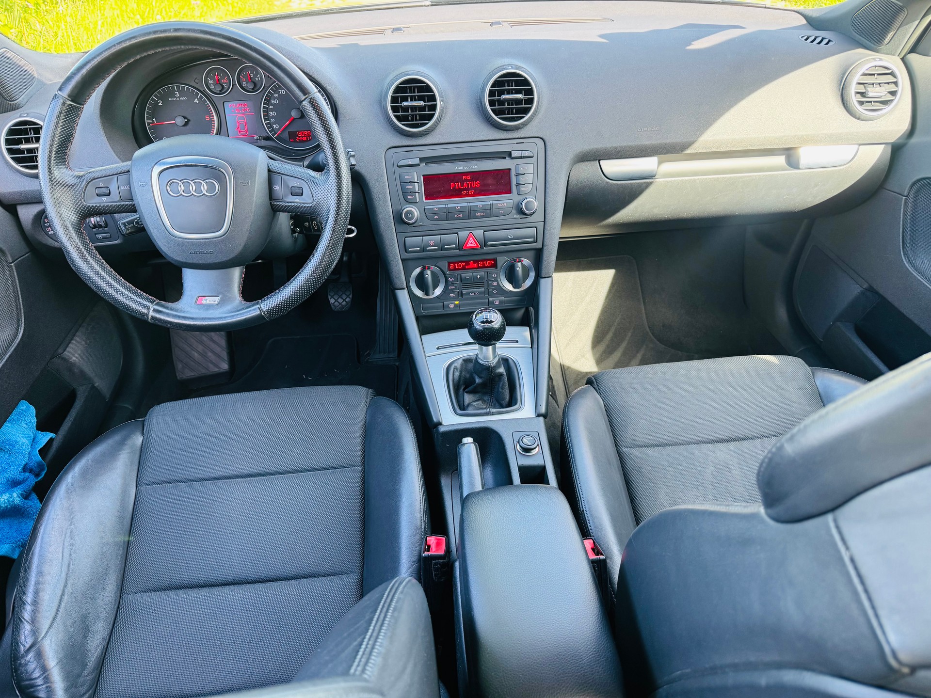 AUDI A3 Sportback 2.0 TDI Ambiente S-line-image-2