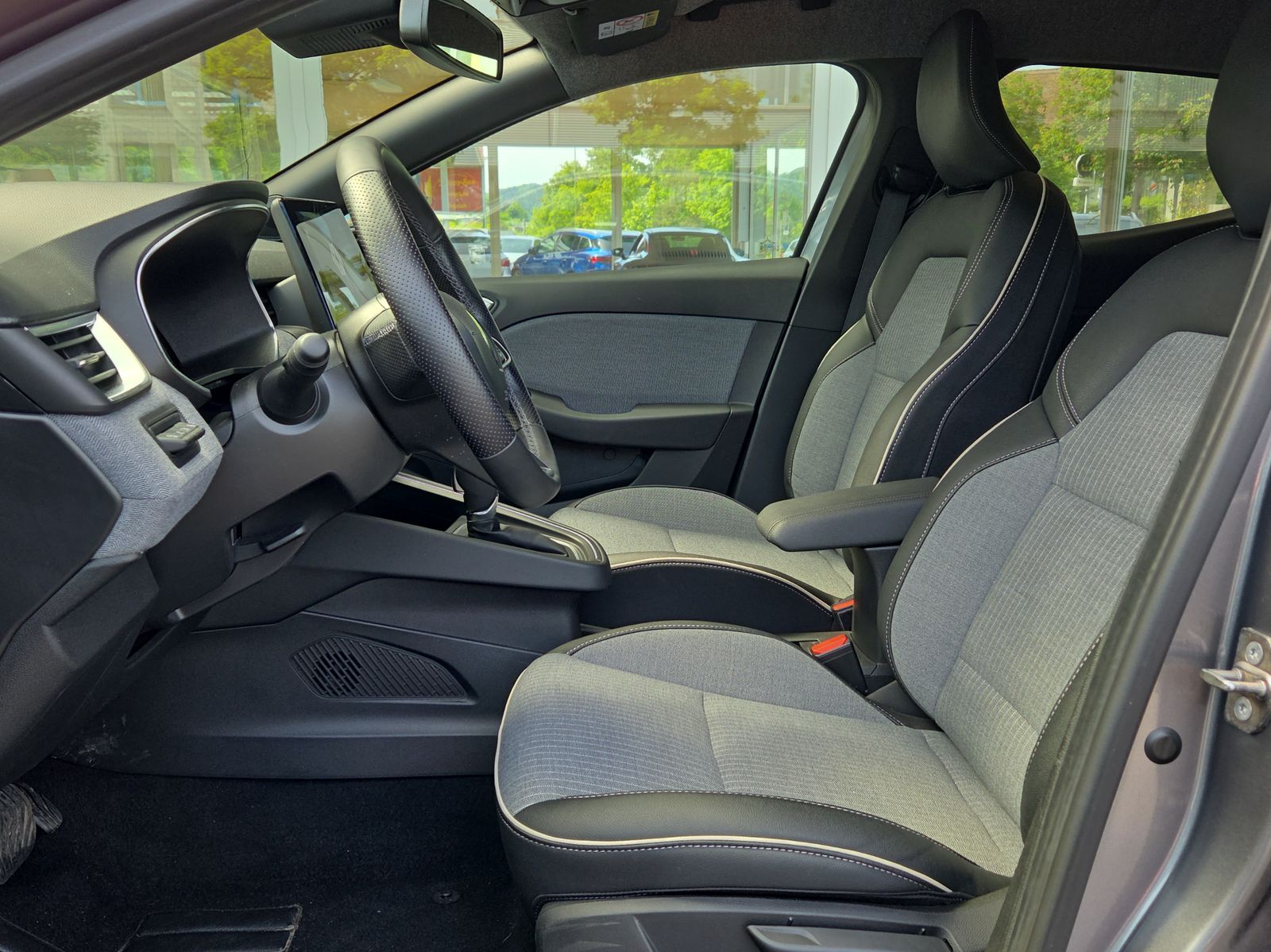 RENAULT Clio 1.6 E-Tech Techno-image-5