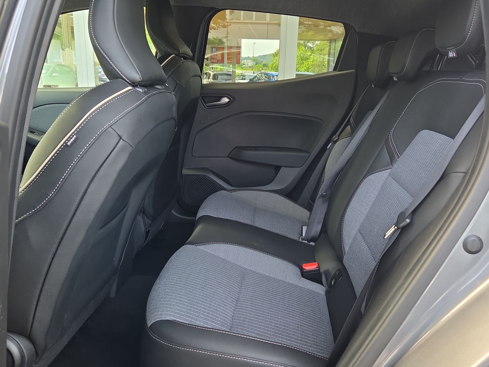 RENAULT Clio 1.6 E-Tech Techno-image-10