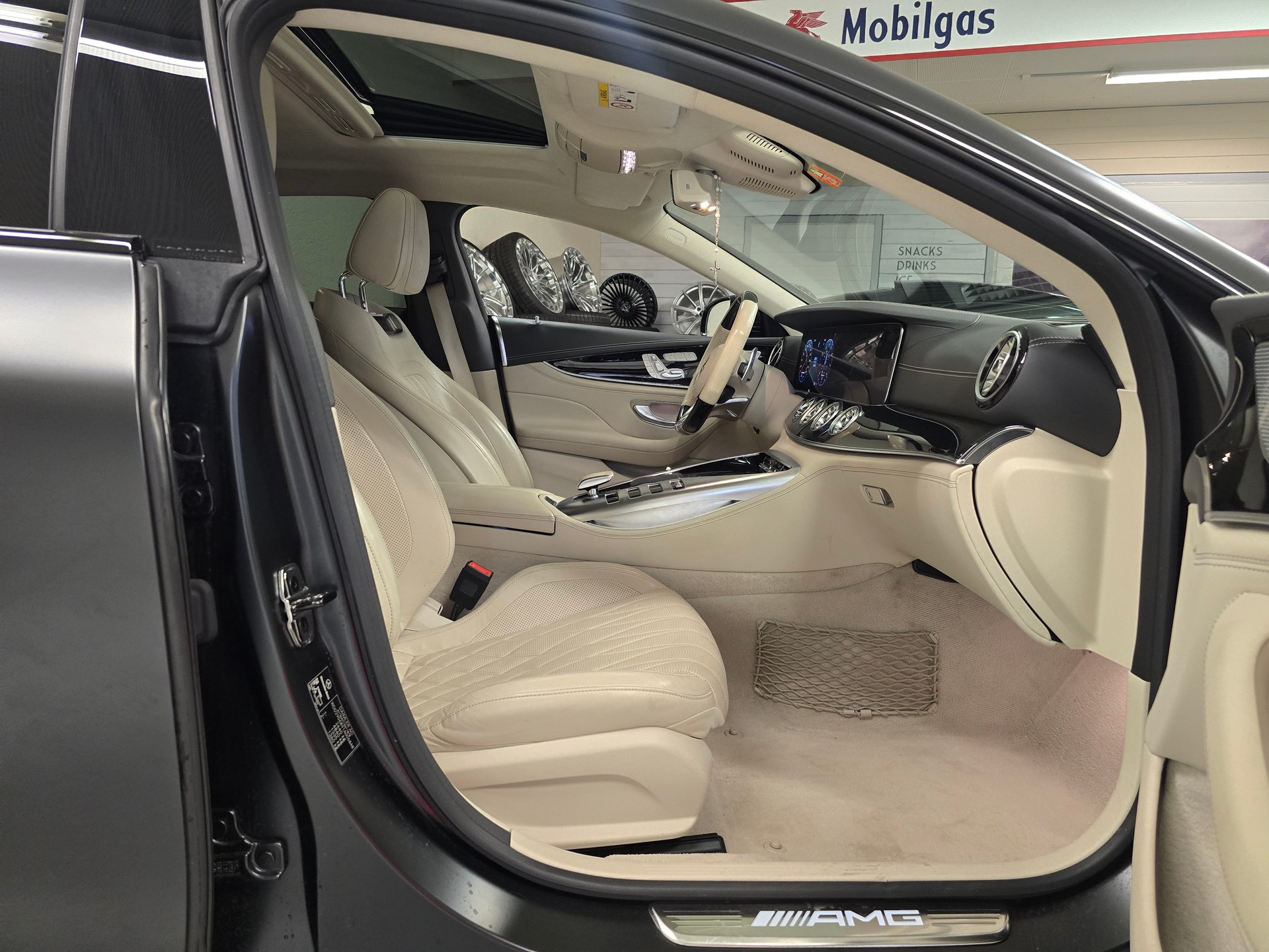 MERCEDES-BENZ AMG GT 4 63 S 4Matic+ Speedshift MCT * CH Fahrzeug * Sonderlackierung * Gratis Service *-image-5