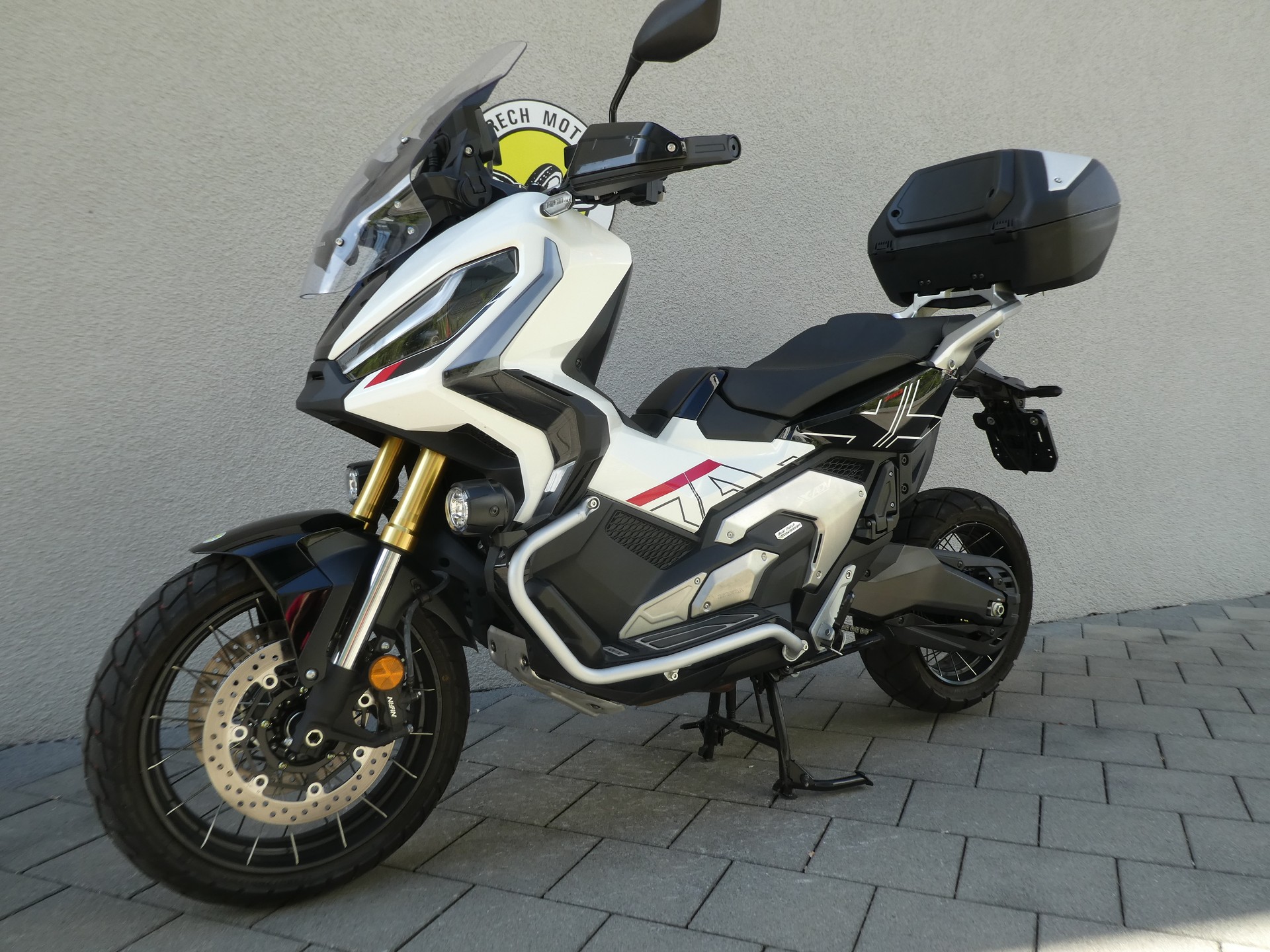 HONDA X-ADV 750-image-9