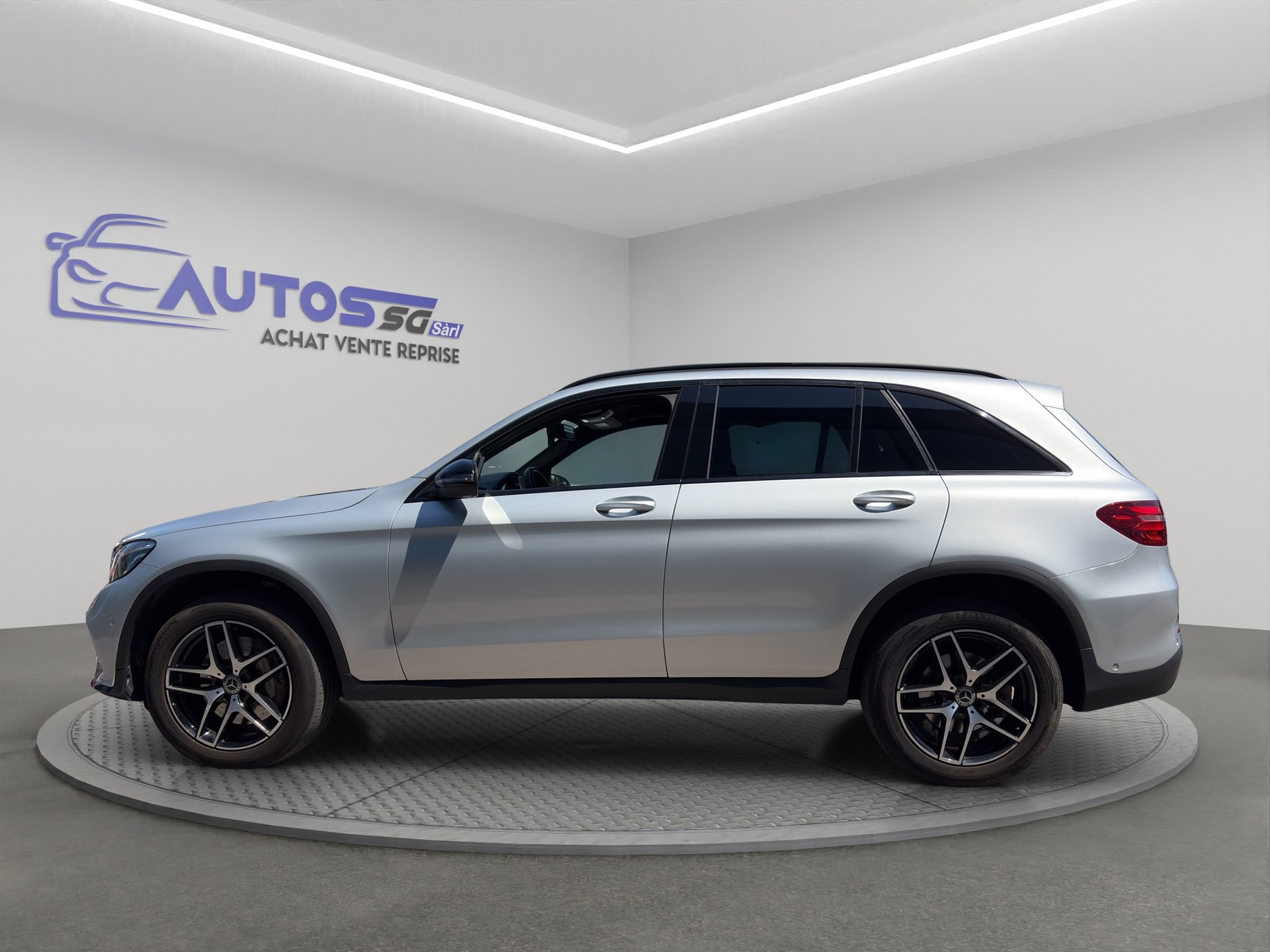 MERCEDES-BENZ GLC 350 e AMG Line 4Matic 7G-Tronic-image-4